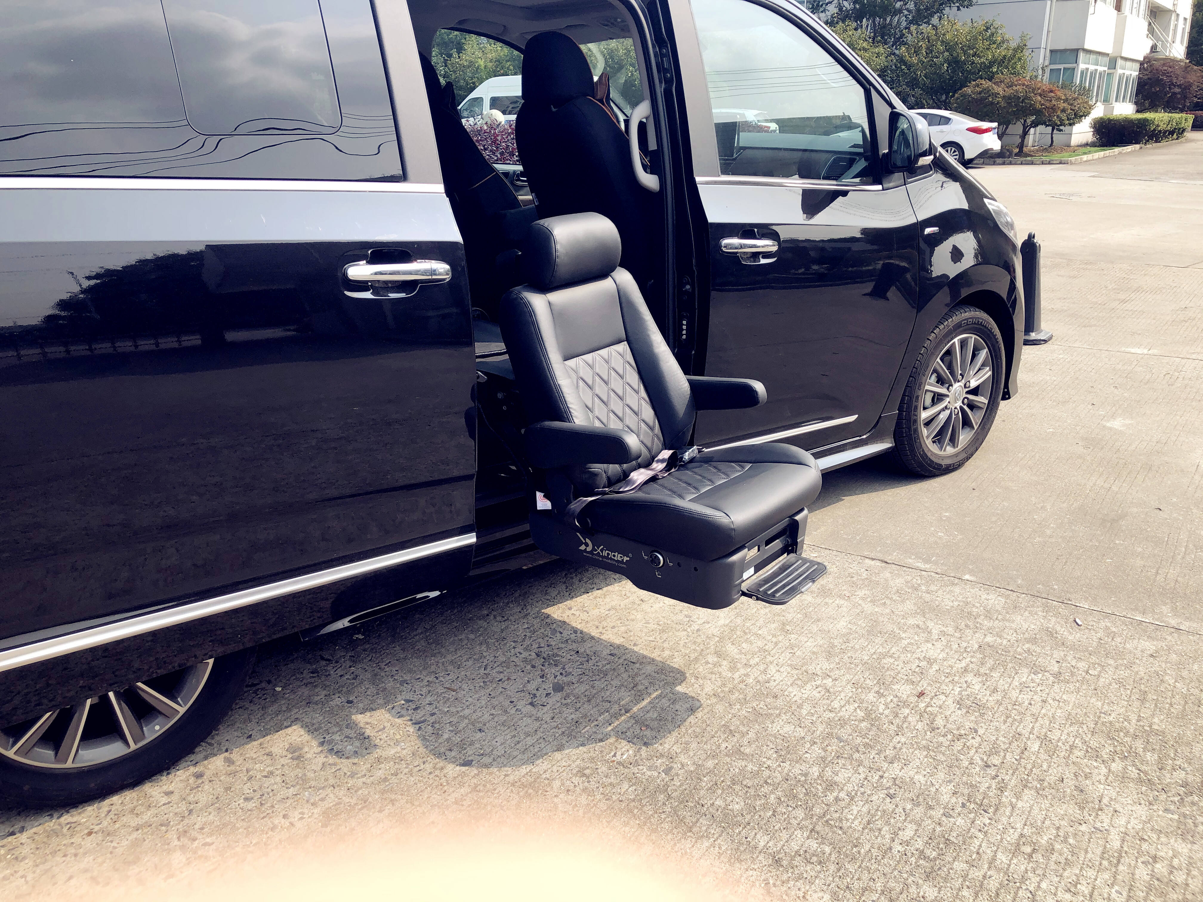 ကားအတွက် လှည့်ပတ်ခုံဖြင့် မနှိုင်းယှဉ်နိုင်သော သက်တောင့်သက်သာကို ခံစားပါ။