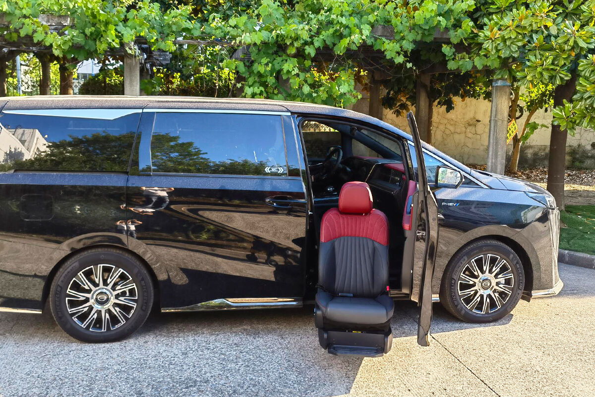 the second row and passenger seat of the trumpchi e9 have been modified with welfare seats-2