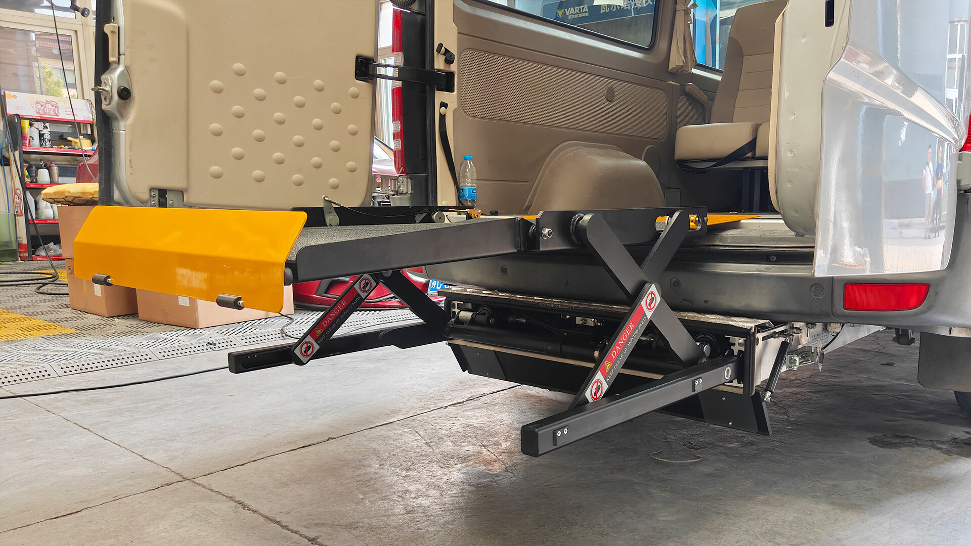 UVL-F-700 Scissor Wheelchair Lift manufacture