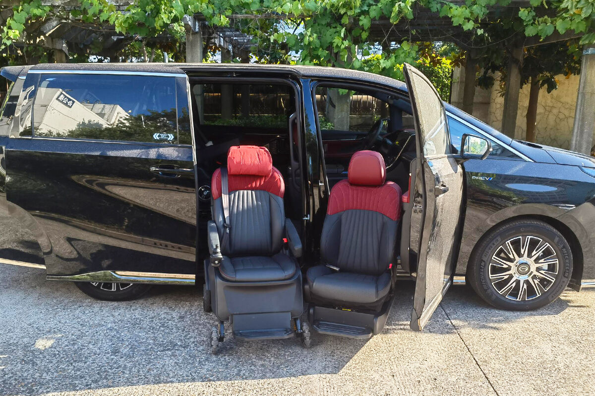 the second row and passenger seat of the trumpchi e9 have been modified with welfare seats-1