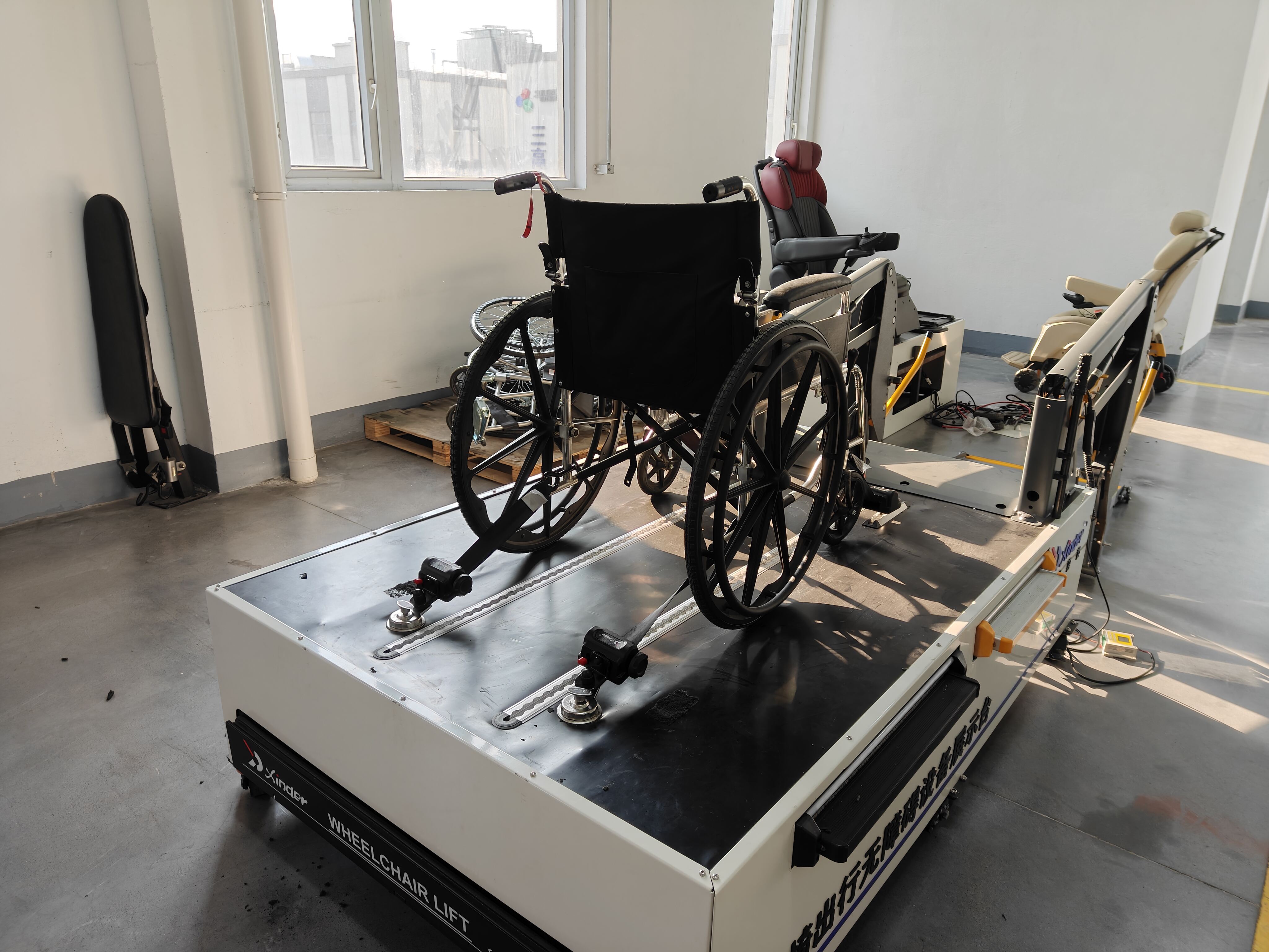 Olağanüstü Güvenlik ve Konfor ile Karavanlar İçin Tekerlekli Sandalye Sabitleme Sistemleri