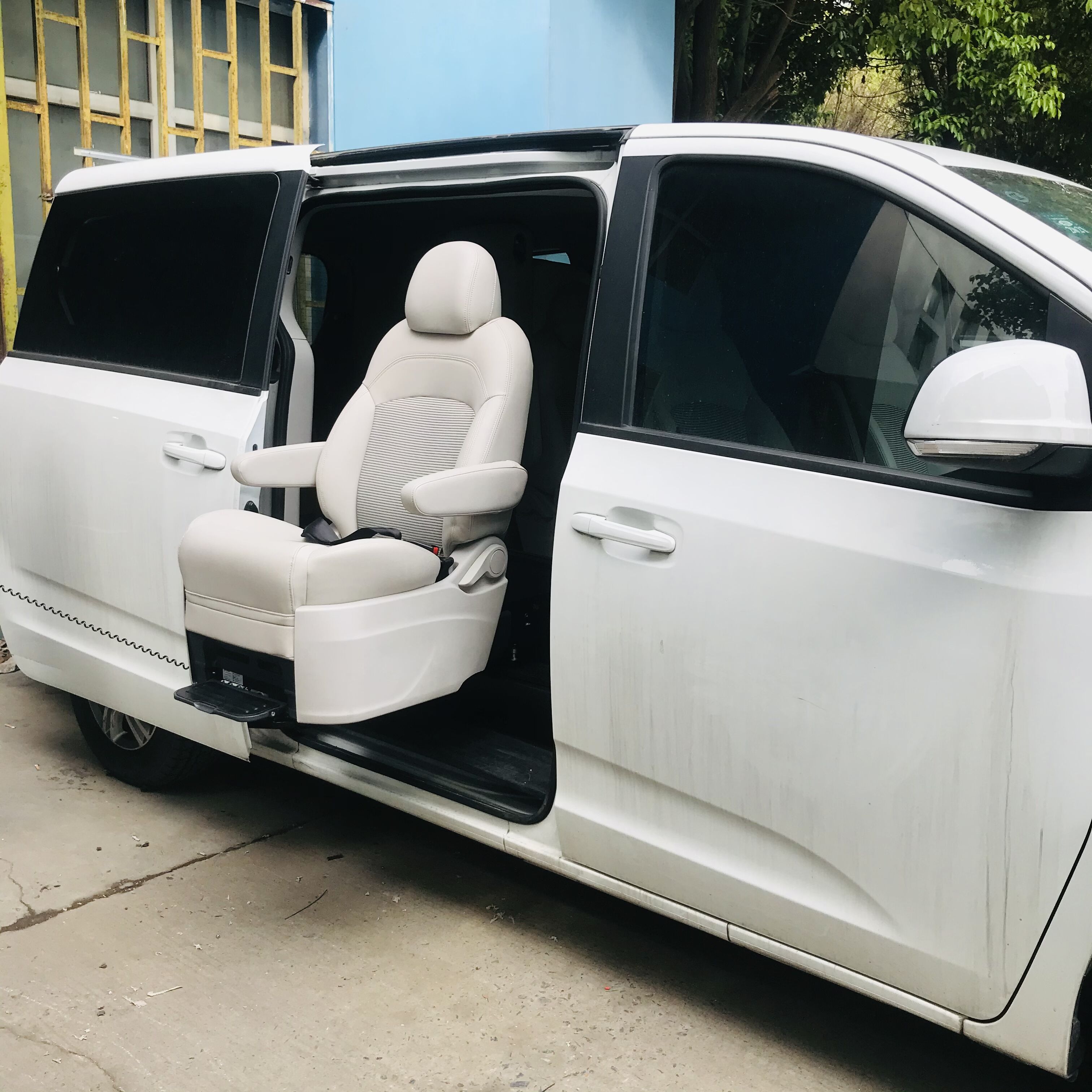 SUV လှည့်ပတ်နိုင်သော အိုင်စီများဖြင့် လှုပ်ရှားမှုကို မြင့်တင်ခြင်း