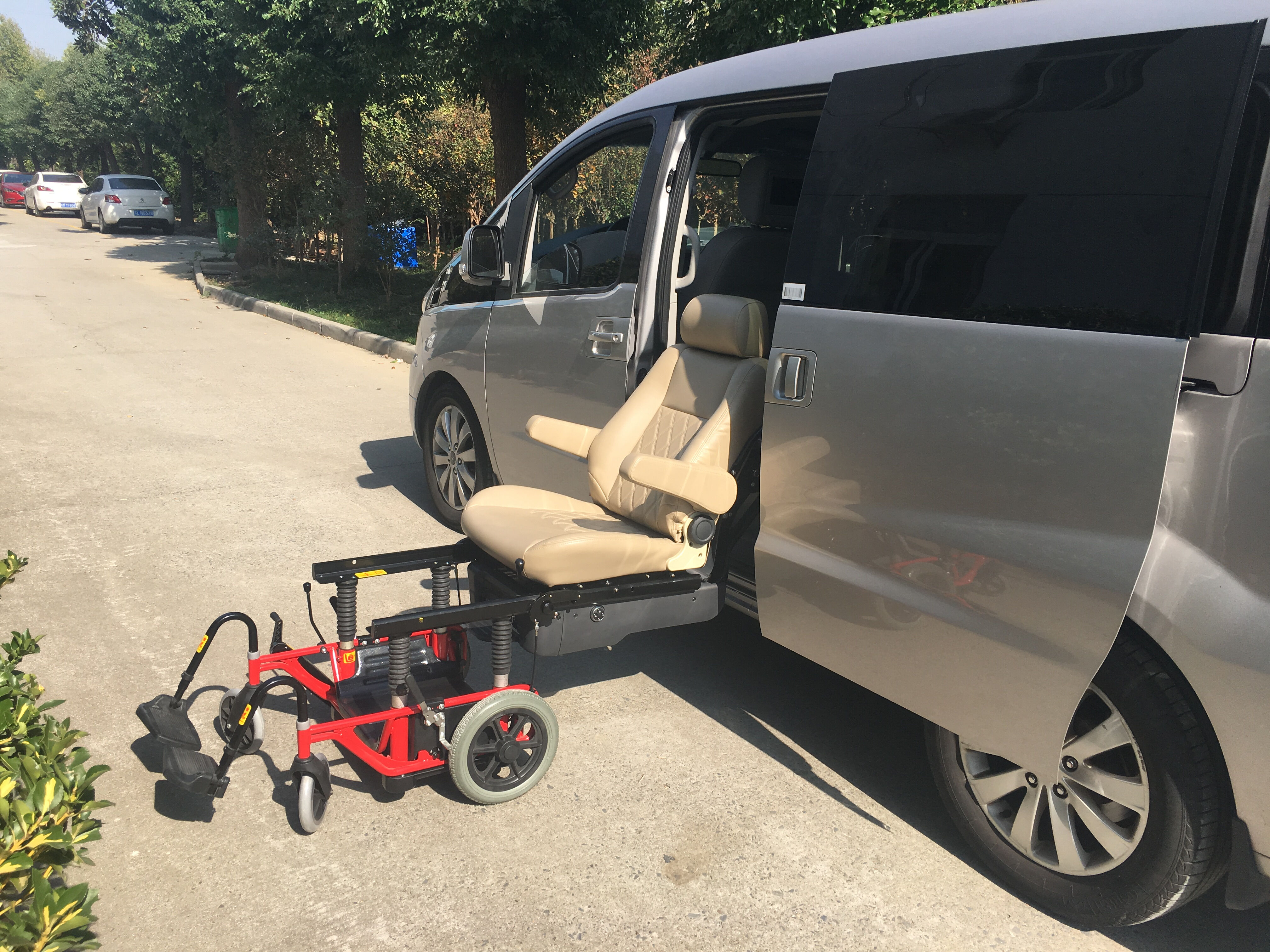 ကားစီးနေရာများအတွက် လှည့်ပေးသည့် ခုံများဖြင့် လှုပ်ရှားမှုစွမ်းရည်ကို မြင့်တင်ခြင်း