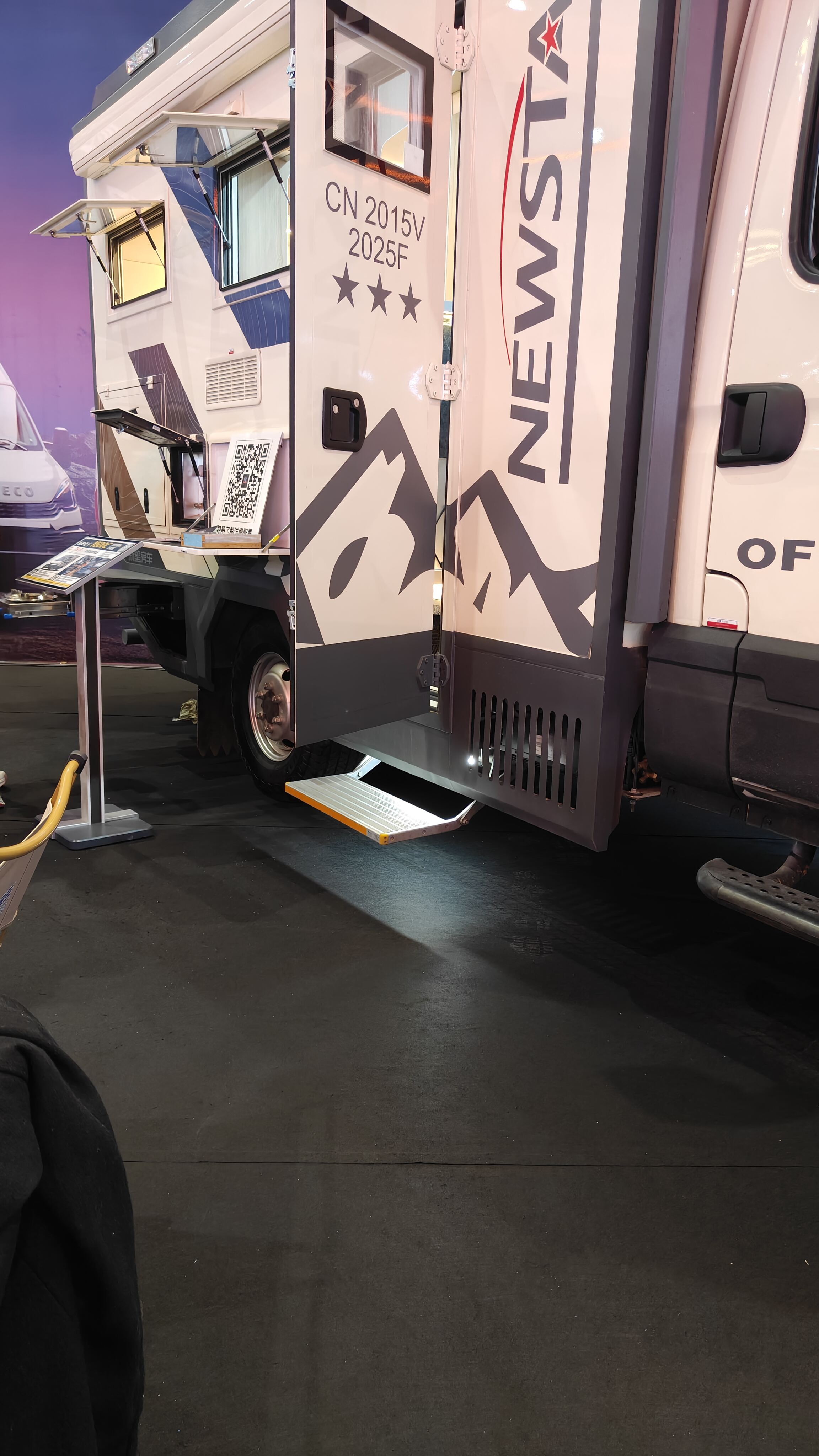 ပေါ်လေးမှုန်းသော လှုပ်ရှားနိုင်သော ခြေထောက်တံတားများဖြင့် အထူးသဖြင့် လှုပ်ရှားရေး စွမ်းရည် နည်းပါးသူများအတွက် ယာဥ်သို့ ဝင်ရောက်ရန် အဆင်ပေါ်မှုကို ခံစားလုံ့သည်