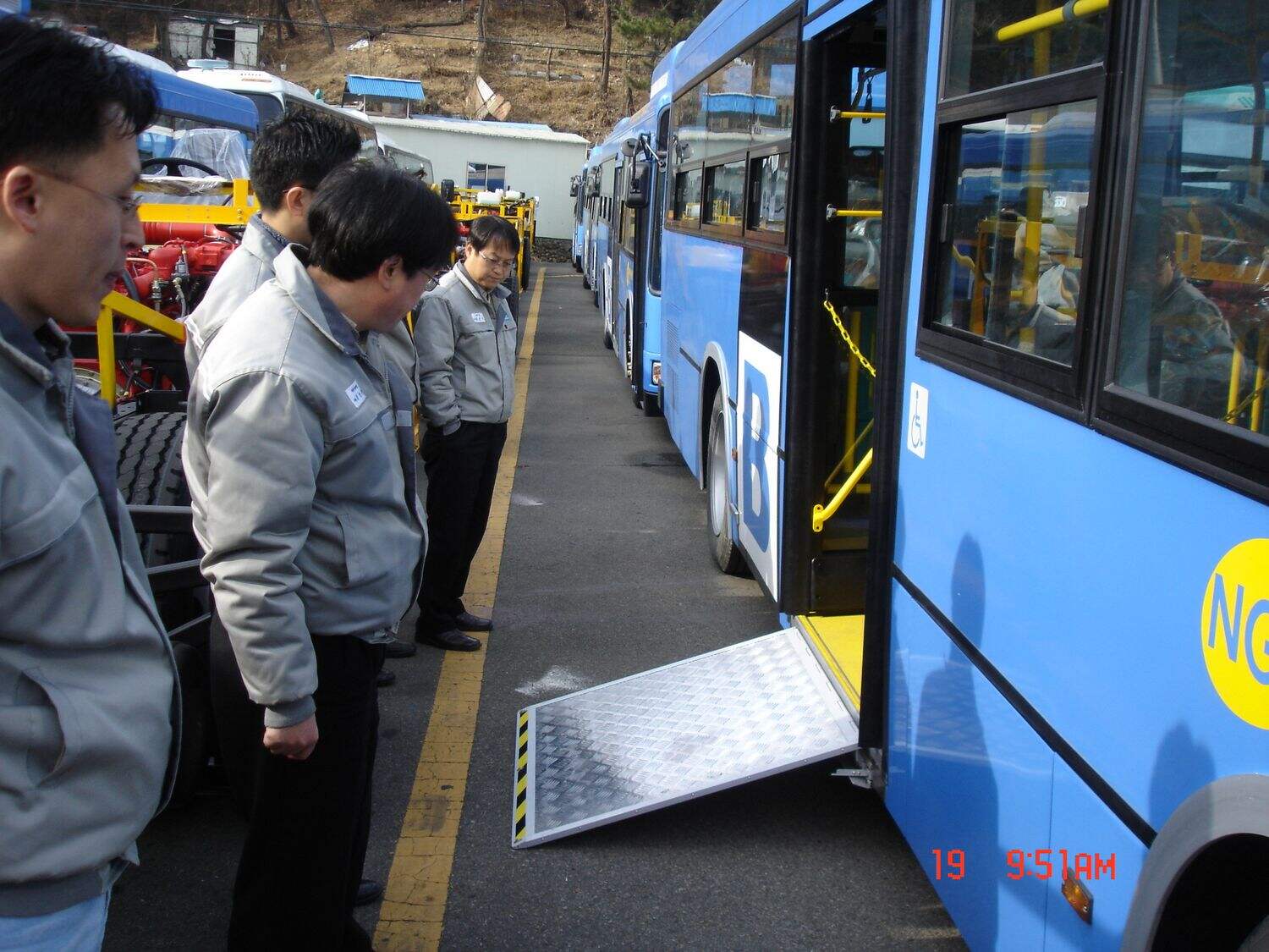 رسائی کو بدلنا: مائنی بس کے لیے کرسیِ گاڑی کے ریمپ