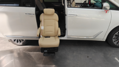 Hvilke fordeler gir et roterbart bilsete for funksjonshemmede passasjerer