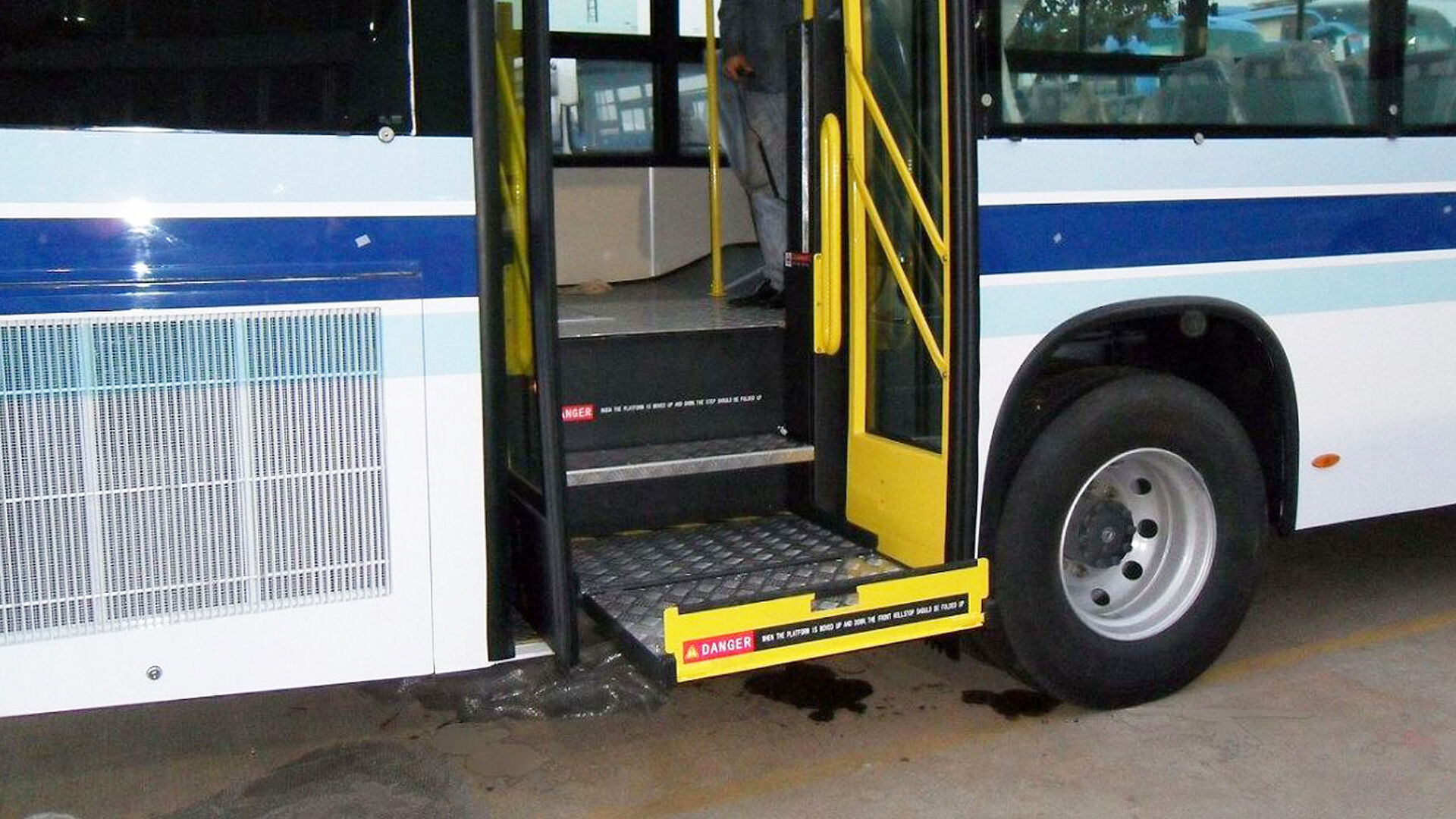 STEP-B-1200 Wheelchair Lift(Semi-Automatic) factory