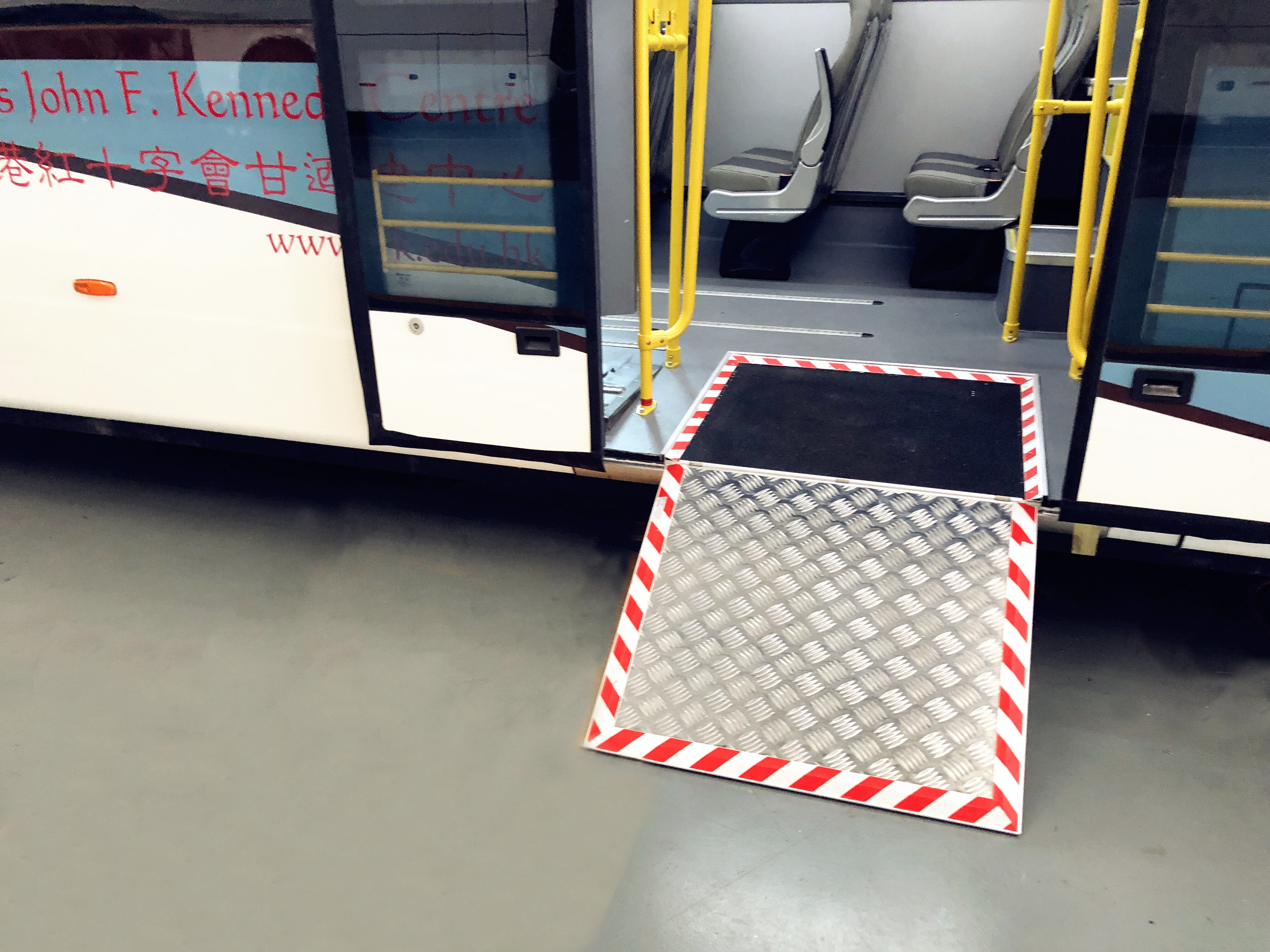 Mengubah Aksesibilitas dengan Ramp Kursi Roda Bus yang Dapat Dilipat