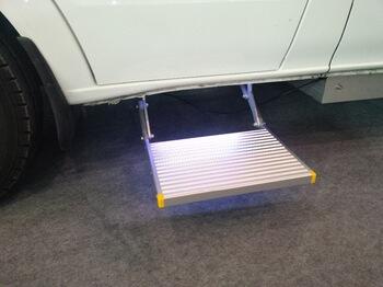 Otomobil Evleri İçin Otomatik Basamaklarla Erişilebilirliği Artırma