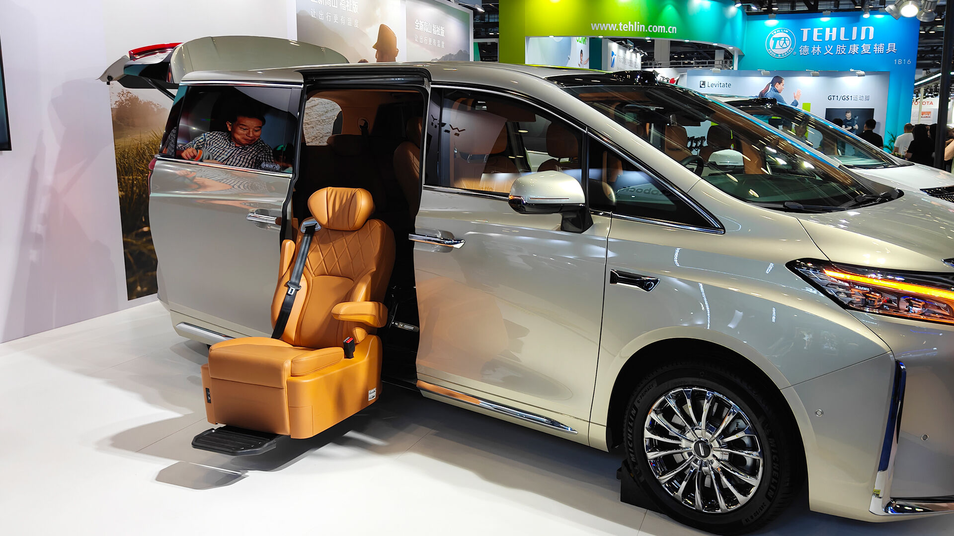 SLIFT Pro V2 Swivel Seat manufacture