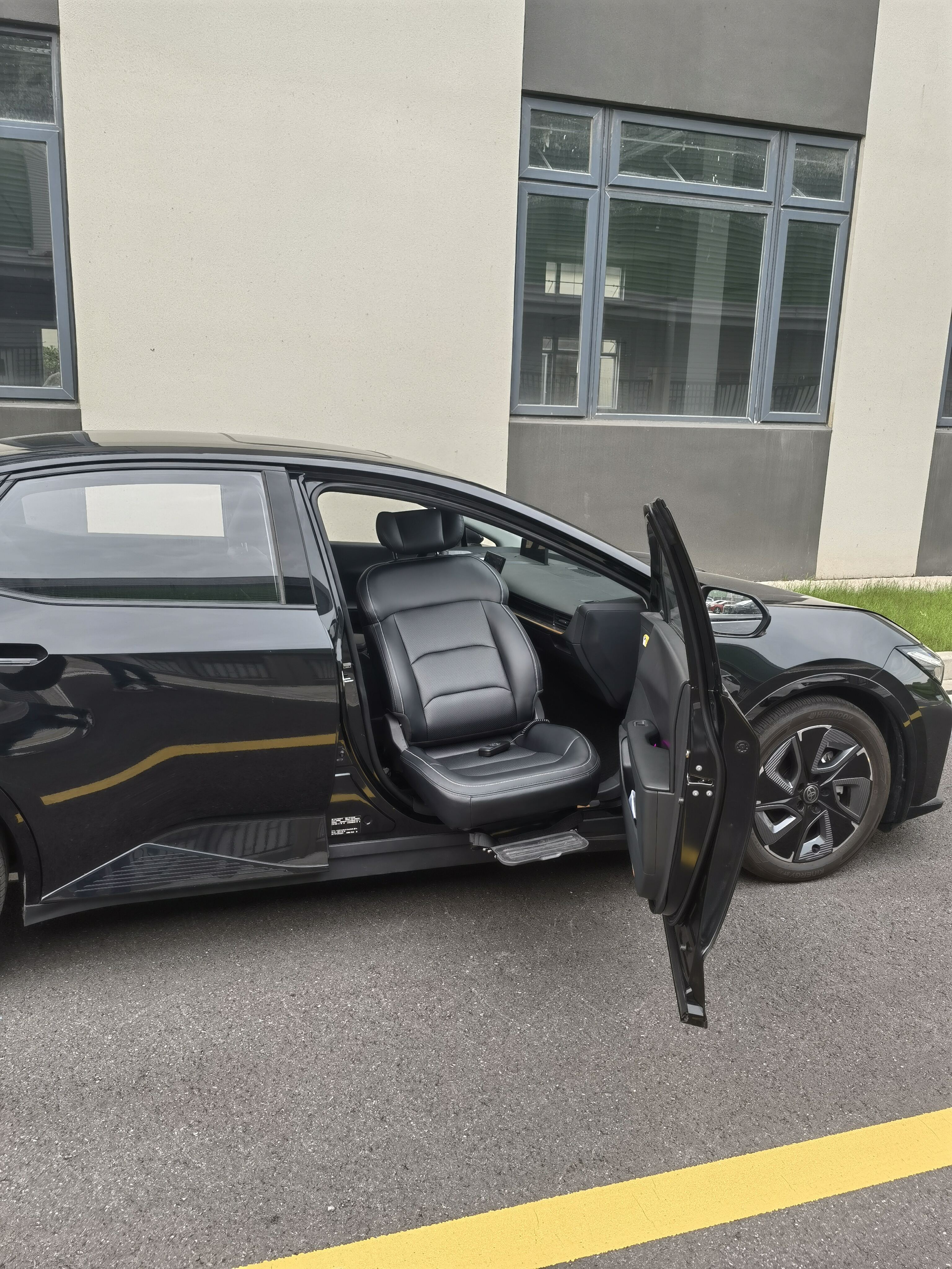 Experimente una movilidad inigualable con nuestro Asiento Giratorio para Automóvil tipo Sedán*