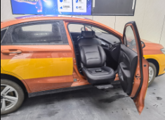 Hvordan forenkler en bilsvivelsete mobiliteten til eldre personer i biler