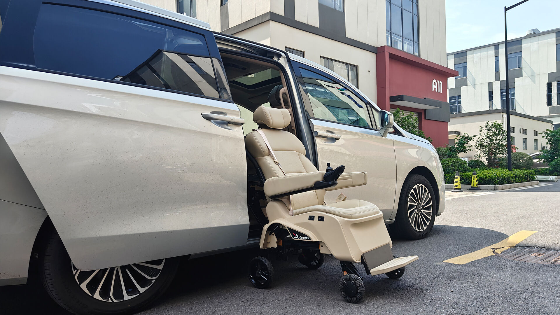 SLIFT Plus Detachable Swivel Seat details