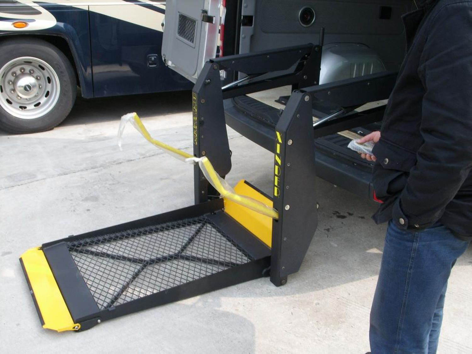 Hvilke fordeler gir installasjon av en rullestolheis i kollektivtrafikk?