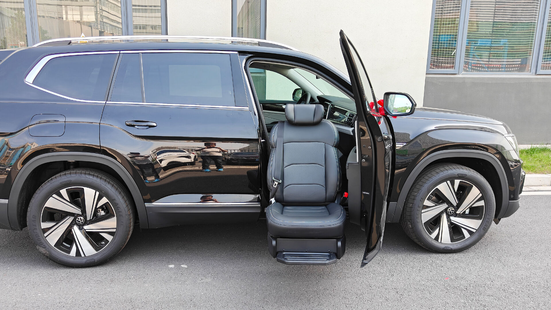 SLIFT Pro V2 Swivel Seat details