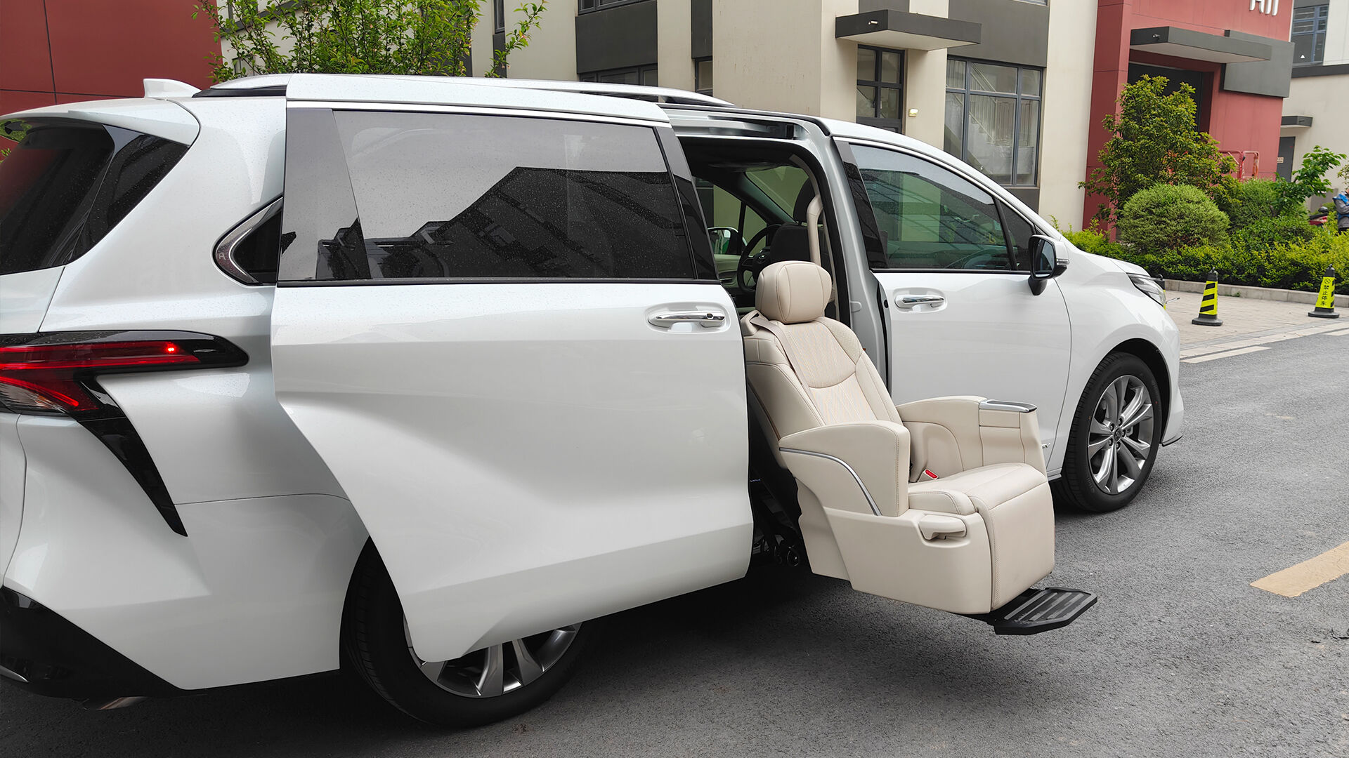 SLIFT Pro V2 Swivel Seat details