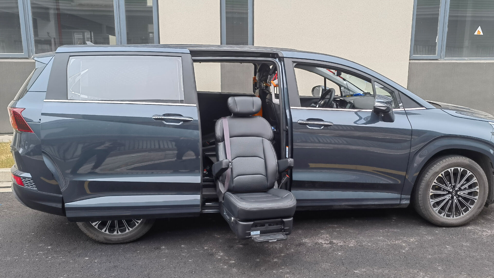 SLIFT Pro V1 Swivel Seat details