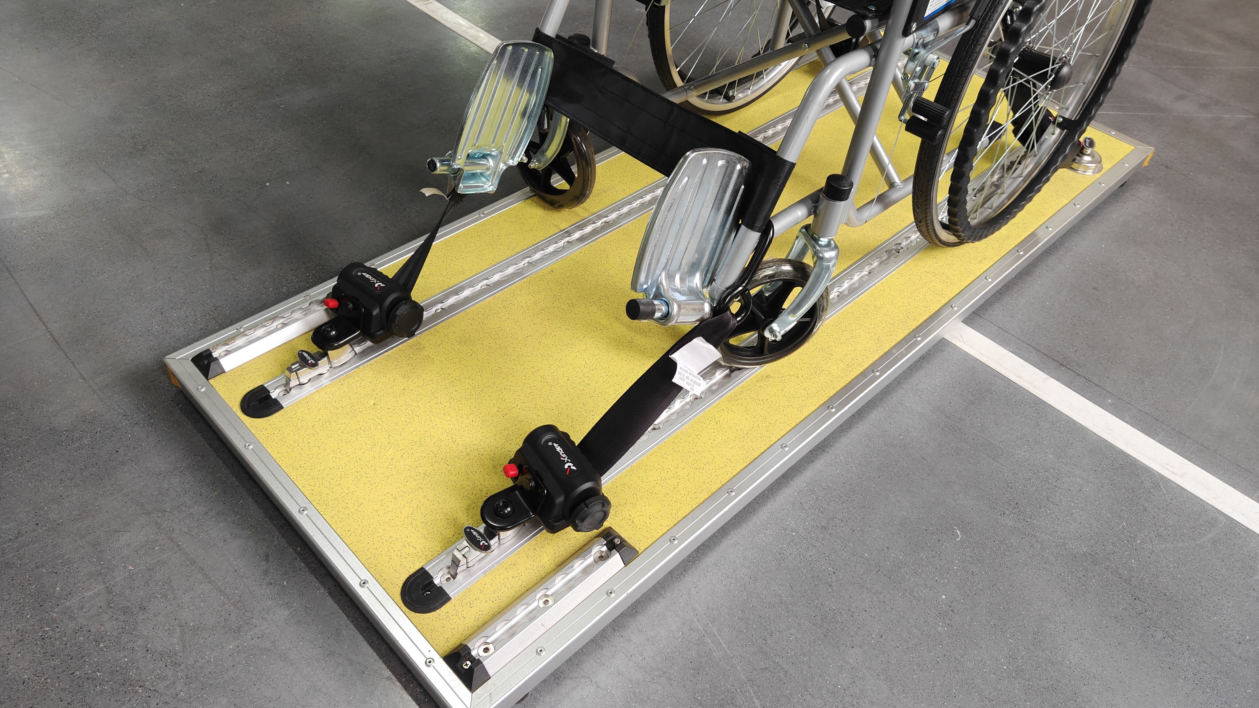 Manuel Tekerlekli Sandalye Bağlama Sistemleri İçin Öncü Seçim