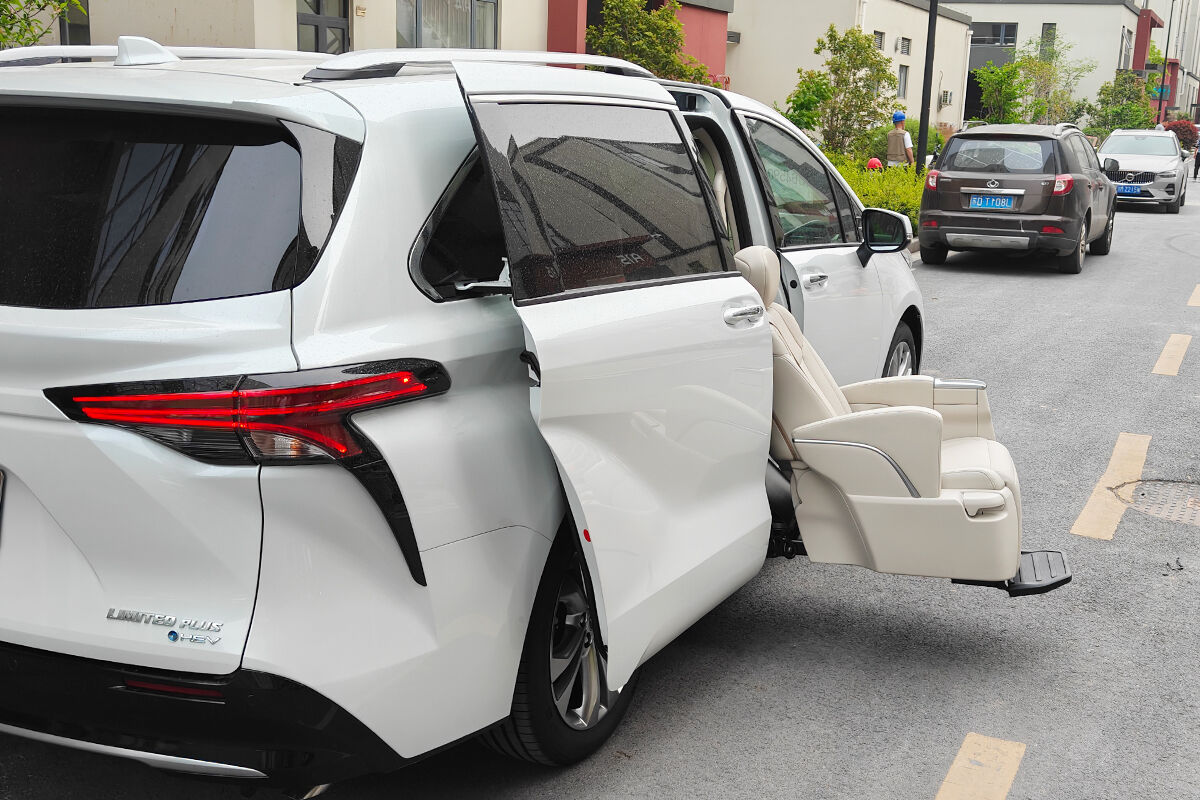 toyota sienna modified with welfare seats-4