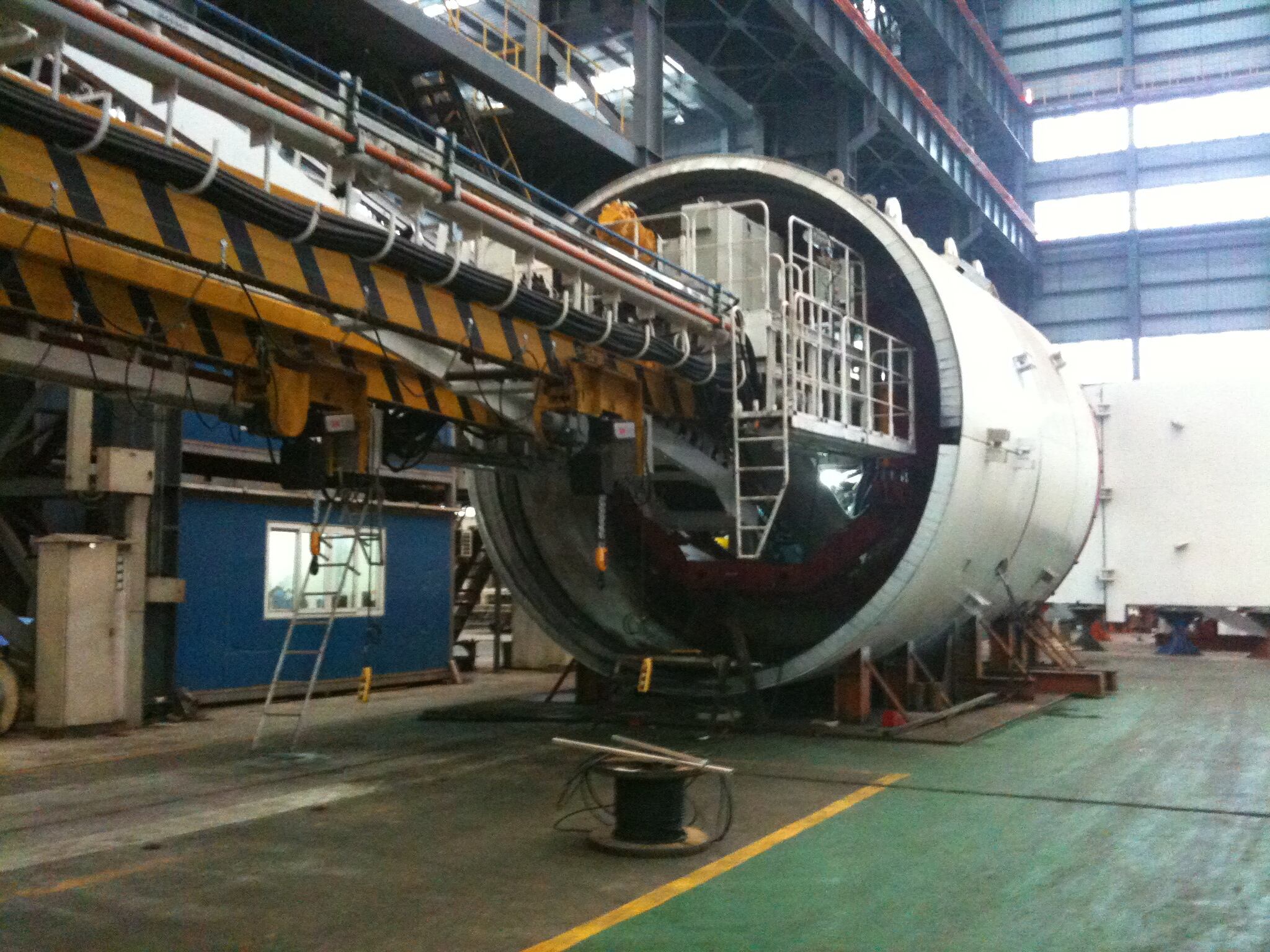 What are the key advantages of using a pipe jacking machine for trenchless sewer installation?