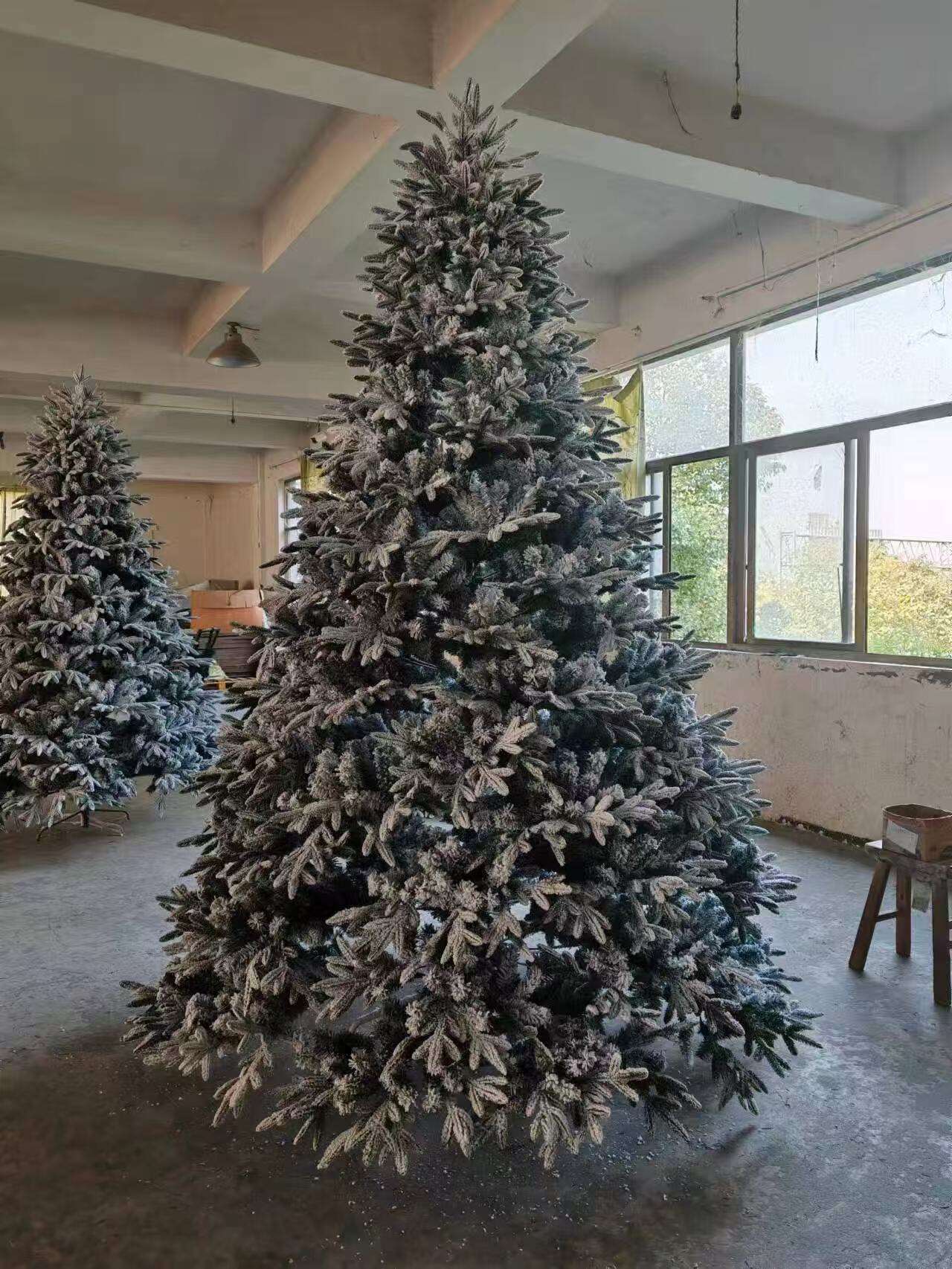 Are there battery-operated LED Christmas wreaths available for bulk purchase?