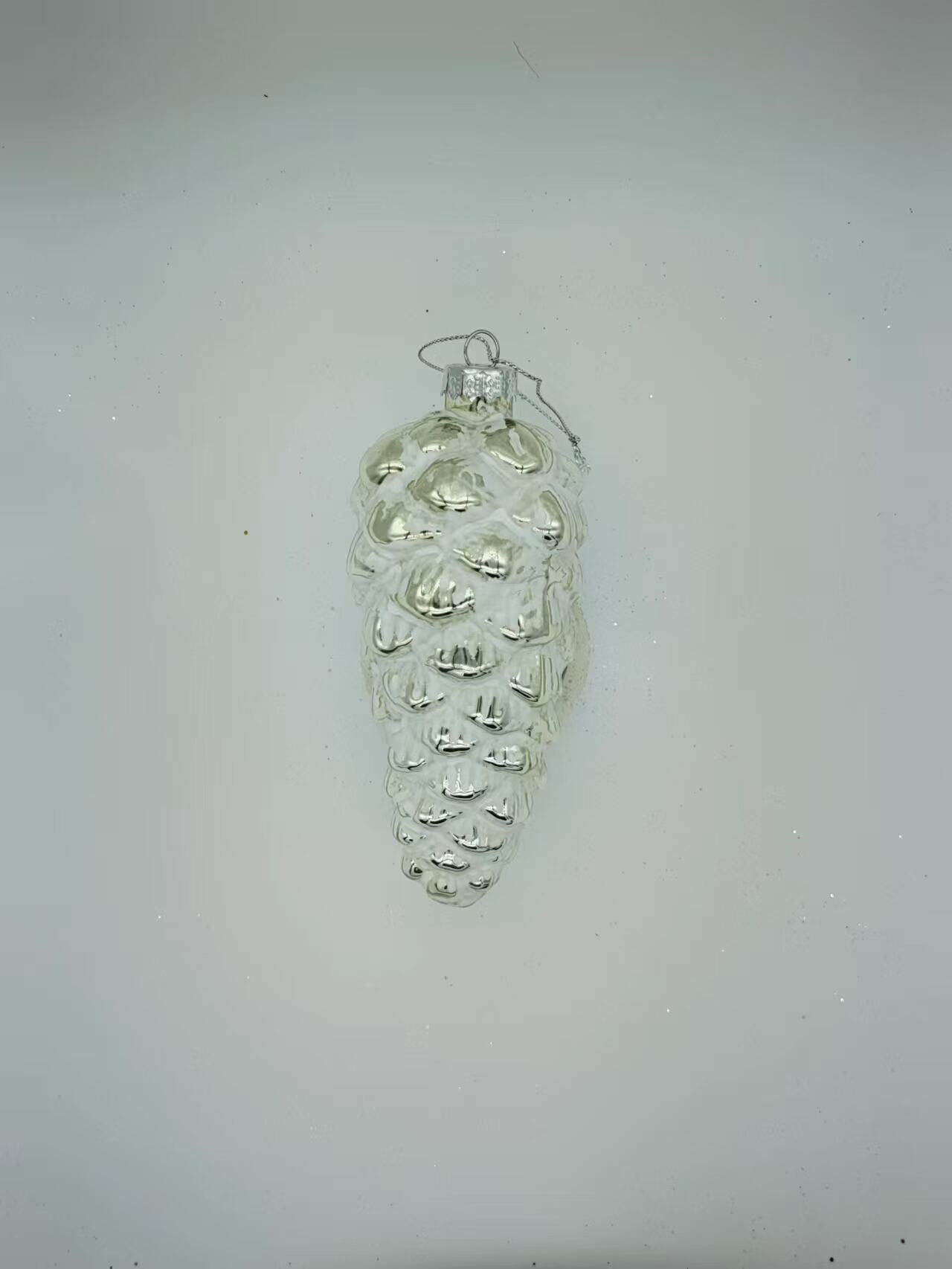 How to store wholesale Christmas wreaths to prevent crushing in retail stockrooms?