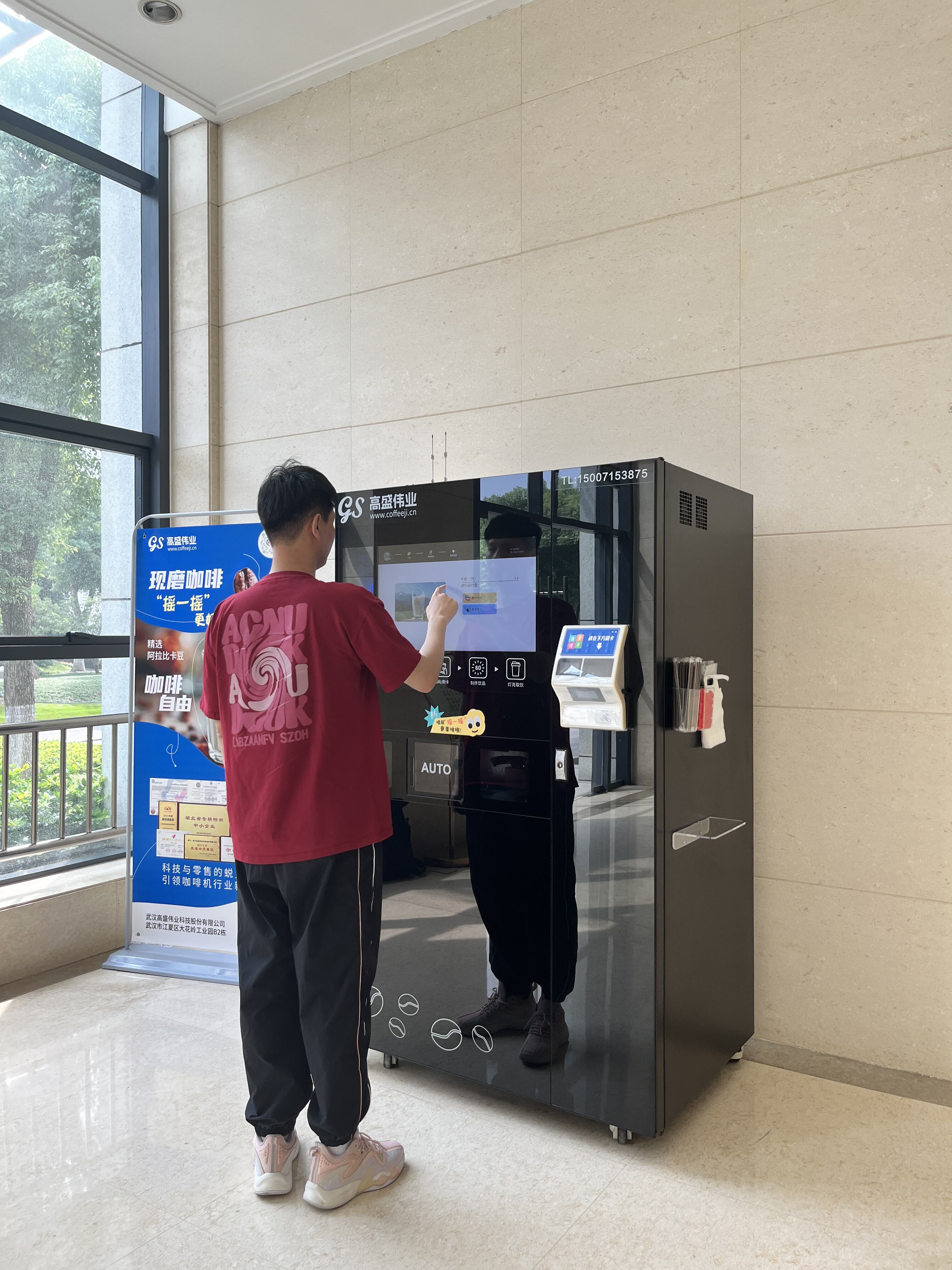 Bina içinde taze öğütülmüş kahve otomatı