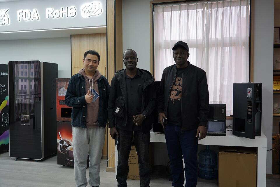 सेनेगलका ग्राहकहरूले जीएस भेन्डिङ कारखानामा अप्रत्याशित भ्रमण गरेर व्यापारिक सहयोगमा नयाँ सफलता हासिल गरे