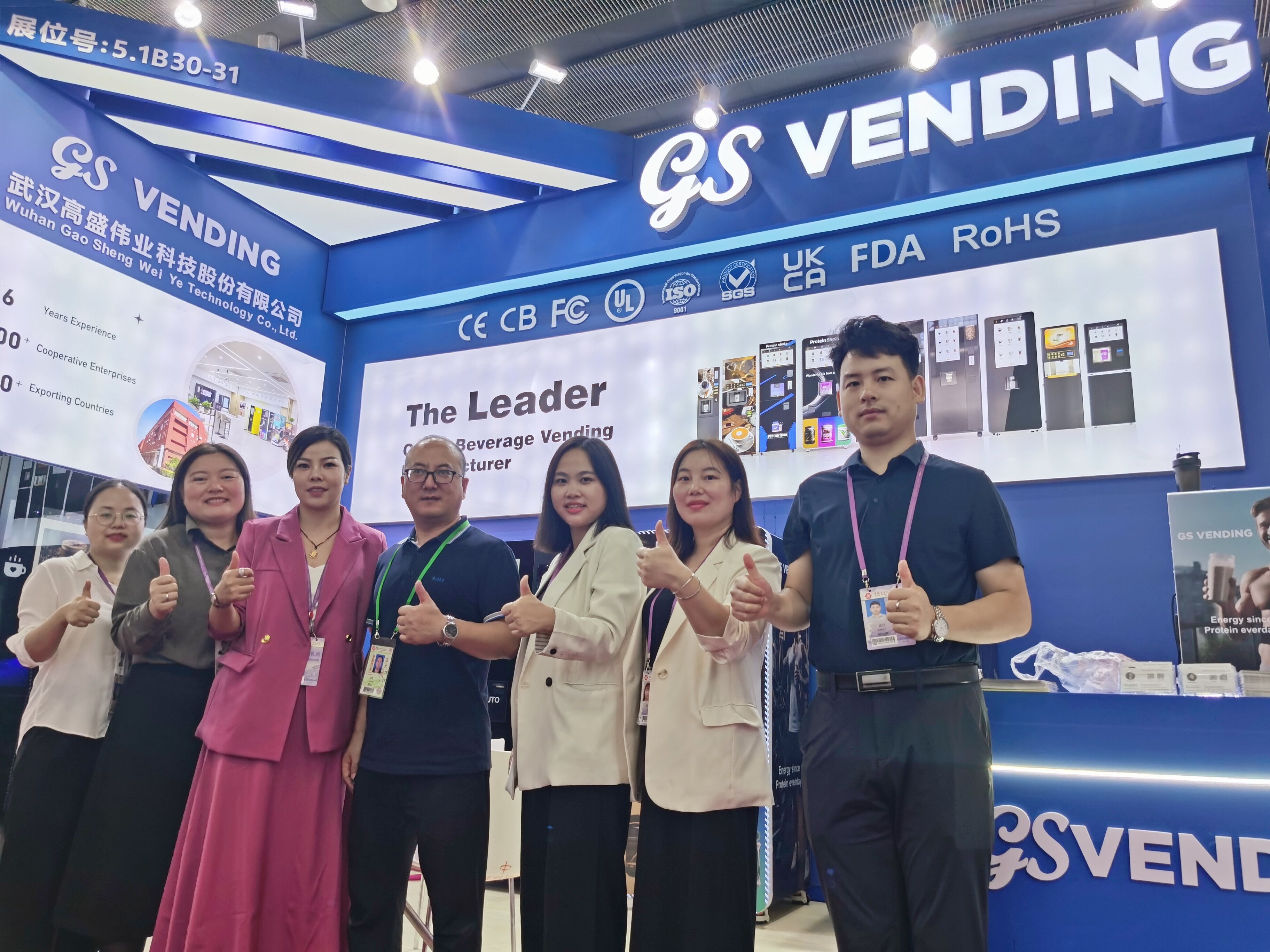 Le premier jour de la Foire de Canton - la zone d'exposition des distributeurs automatiques de café est pleine de popularité