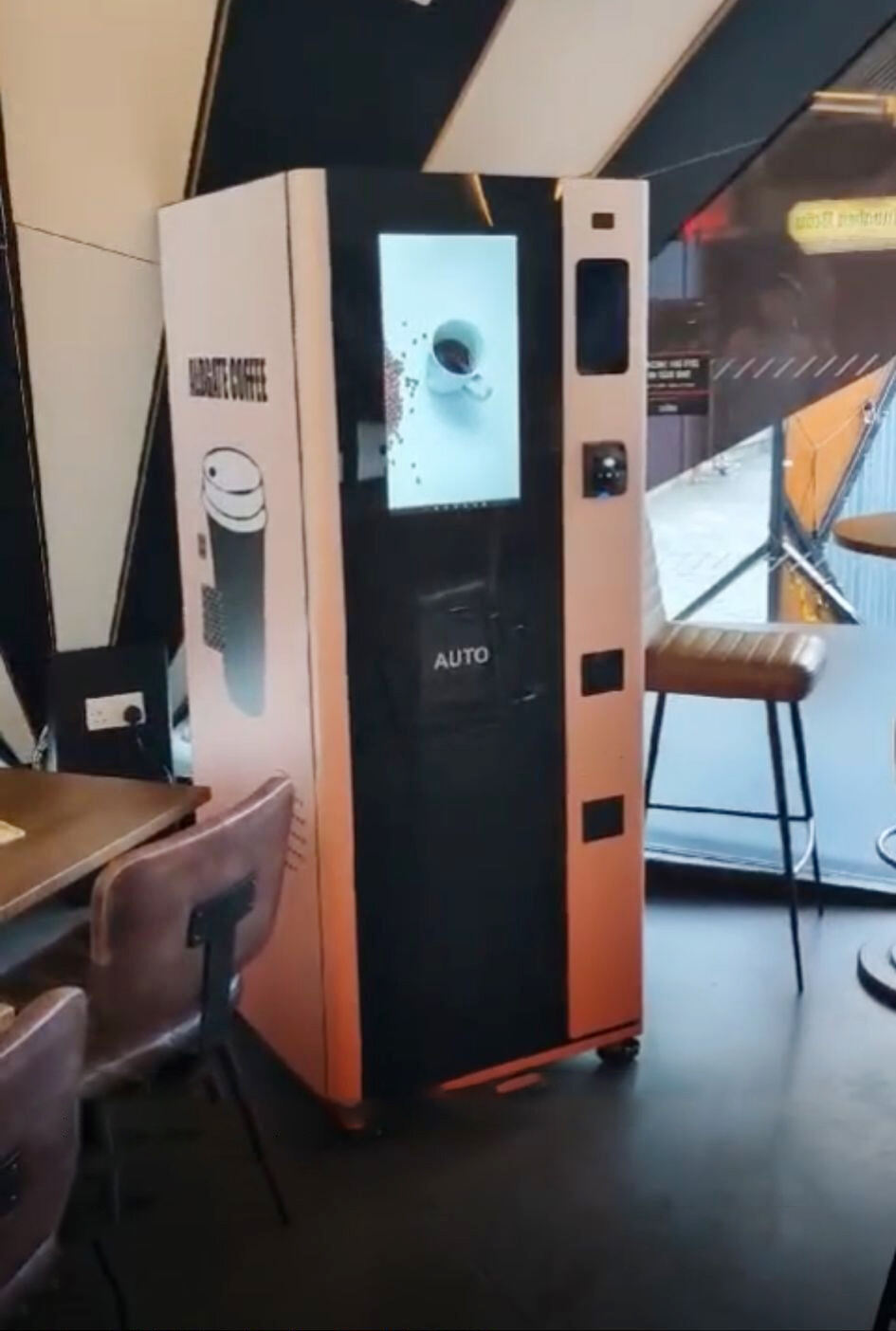 Самаабслугоўвальная вендзінгавая машына кавы ў афісным будынку
