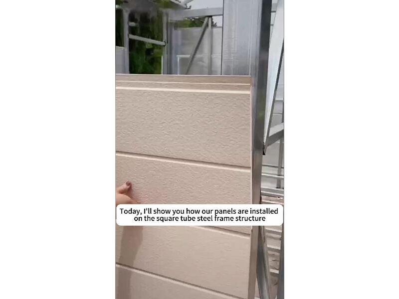 Installation de panneaux métalliques gravés décoratifs sur un mur