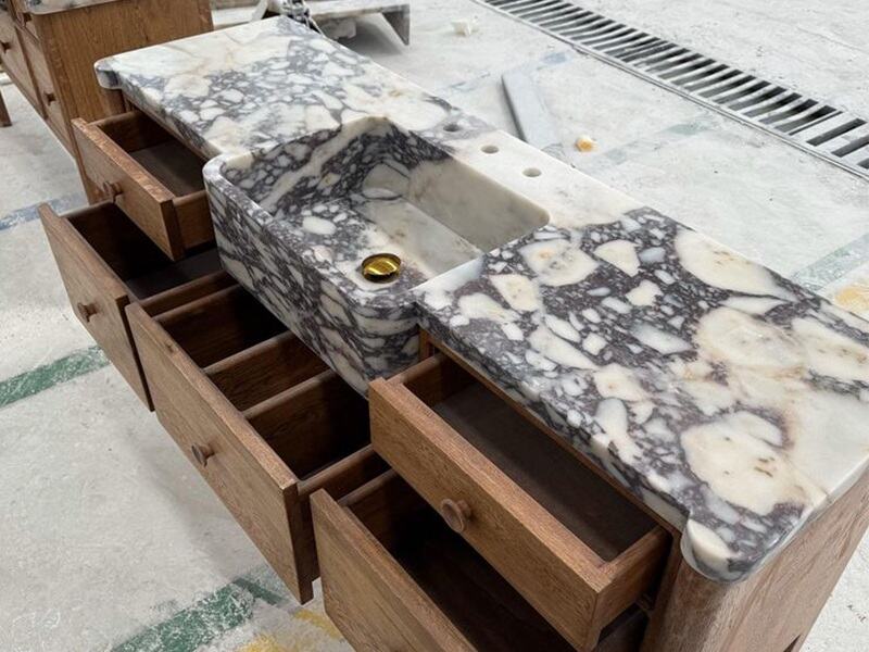 Natuurlijke Calacatta Viola-marmeren badkamermeubelblad met houten kast