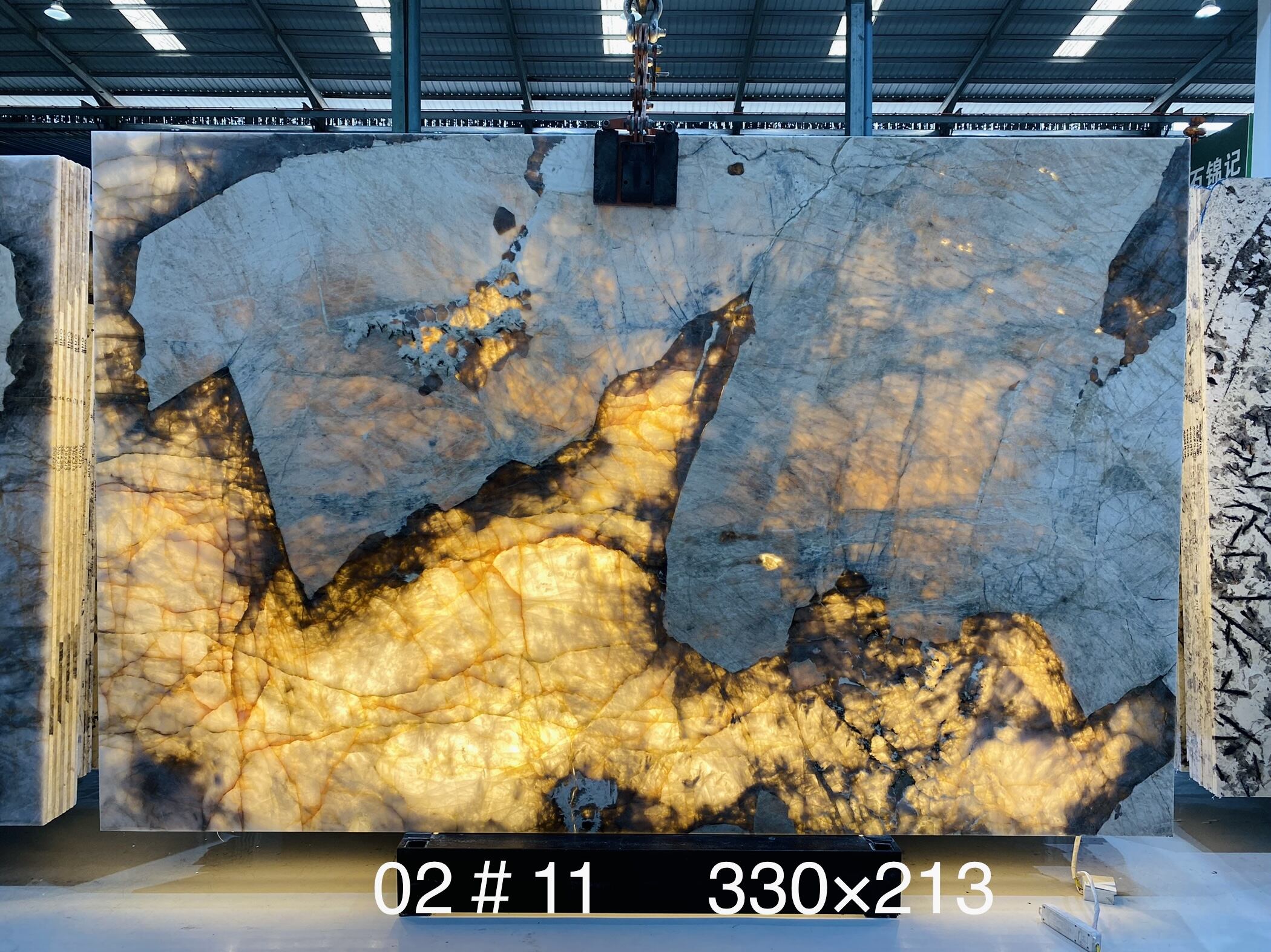 バックライト付きクォーツ岩で空間を明るく照らす