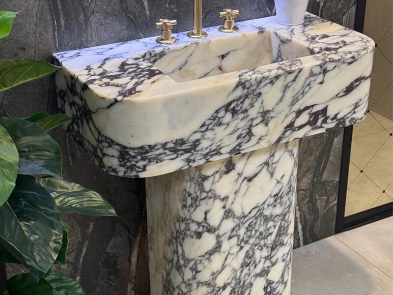Natuurlijke Calacatta Viola-marmeren wastafel op voet voor de badkamer