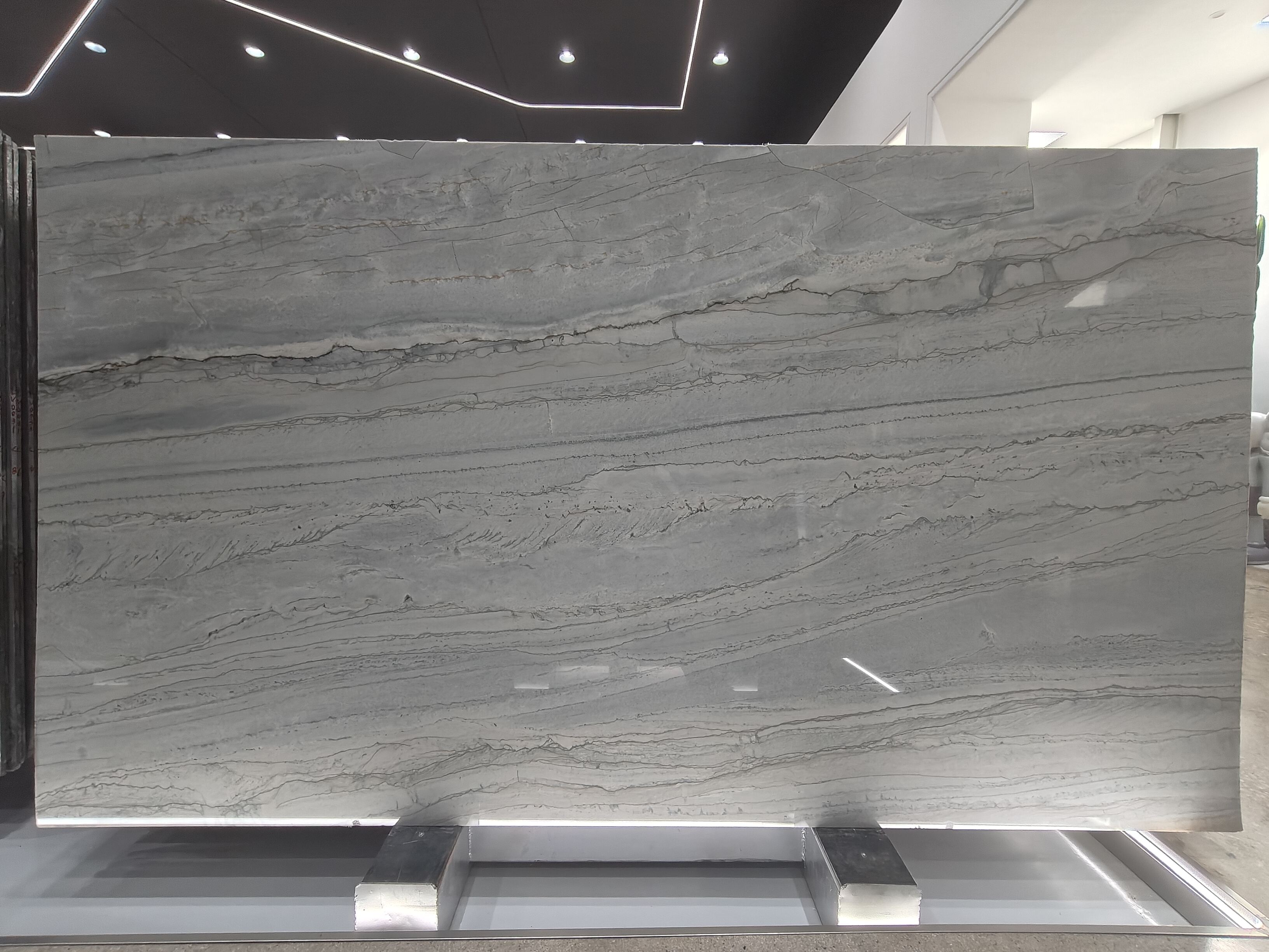 ブラジル産クォーツナイトストーンのエレガンスを発見してください