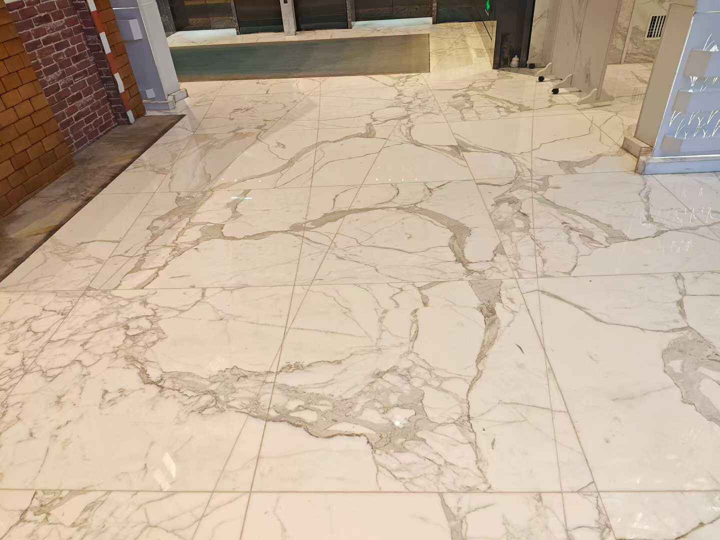 ホテル用ホワイトカラカッタ大理石の床タイルプロジェクト