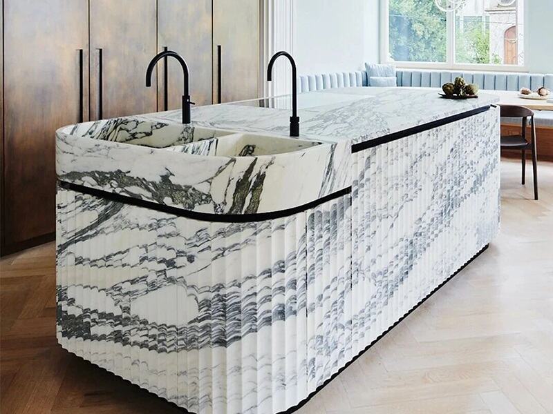 아라베스카토 대리석 홈이 새겨진 표면의 주방 아일랜드