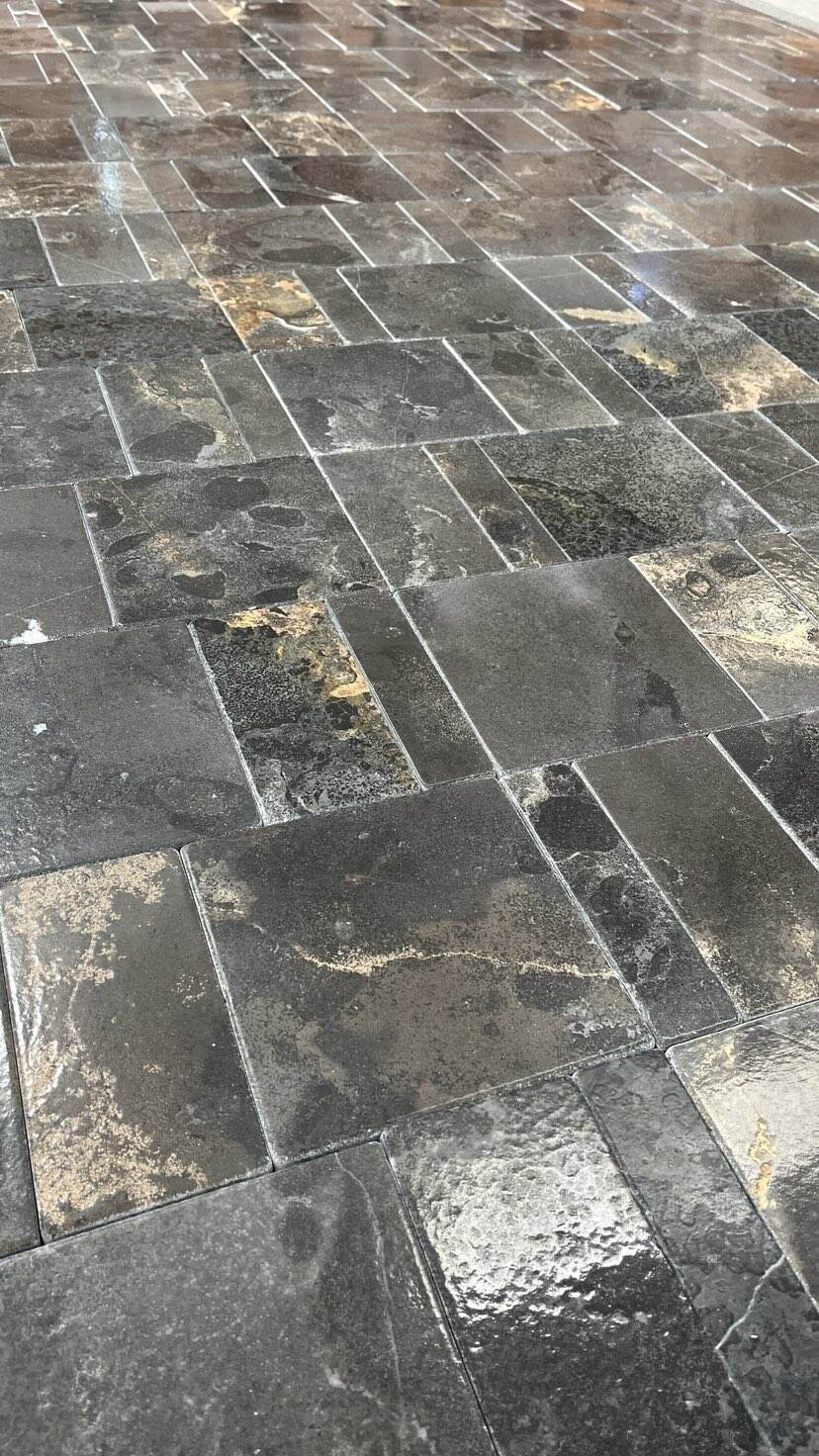 Bo'ronli tosh qoplamasi bilan fazolaringizni yaxshilang