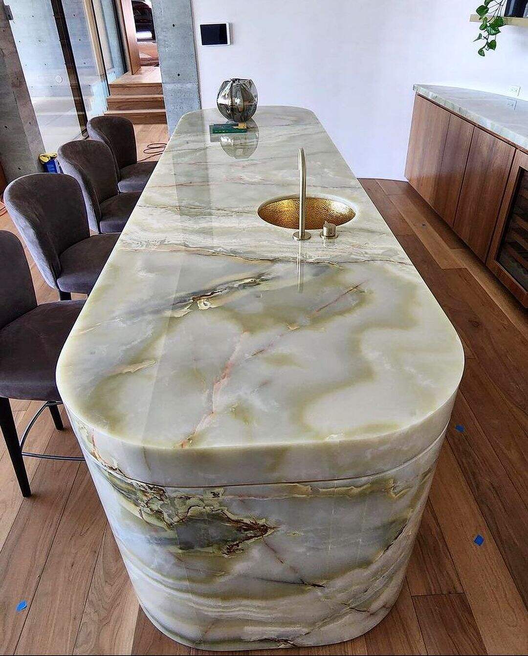 洗練された空間のための高級オニキスマーブルカウンタートップ