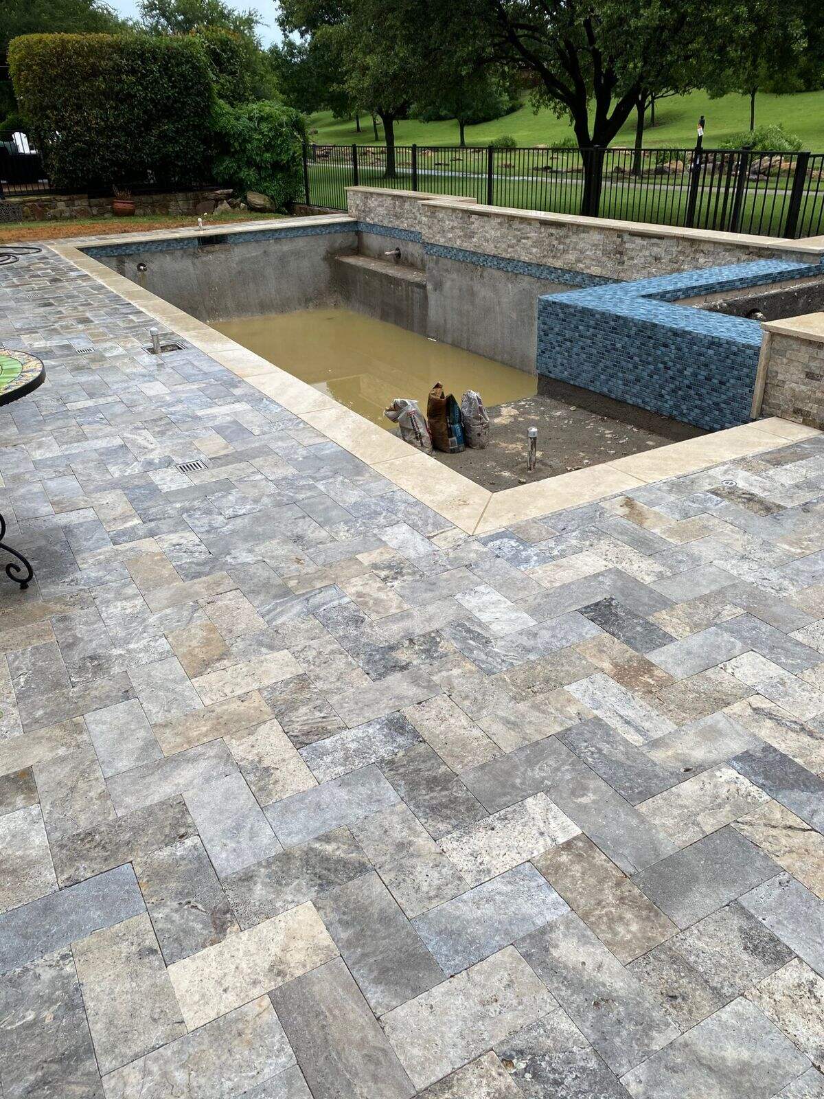 Travertinli suv havzasi maydonchalarining nozikligini kashf eting