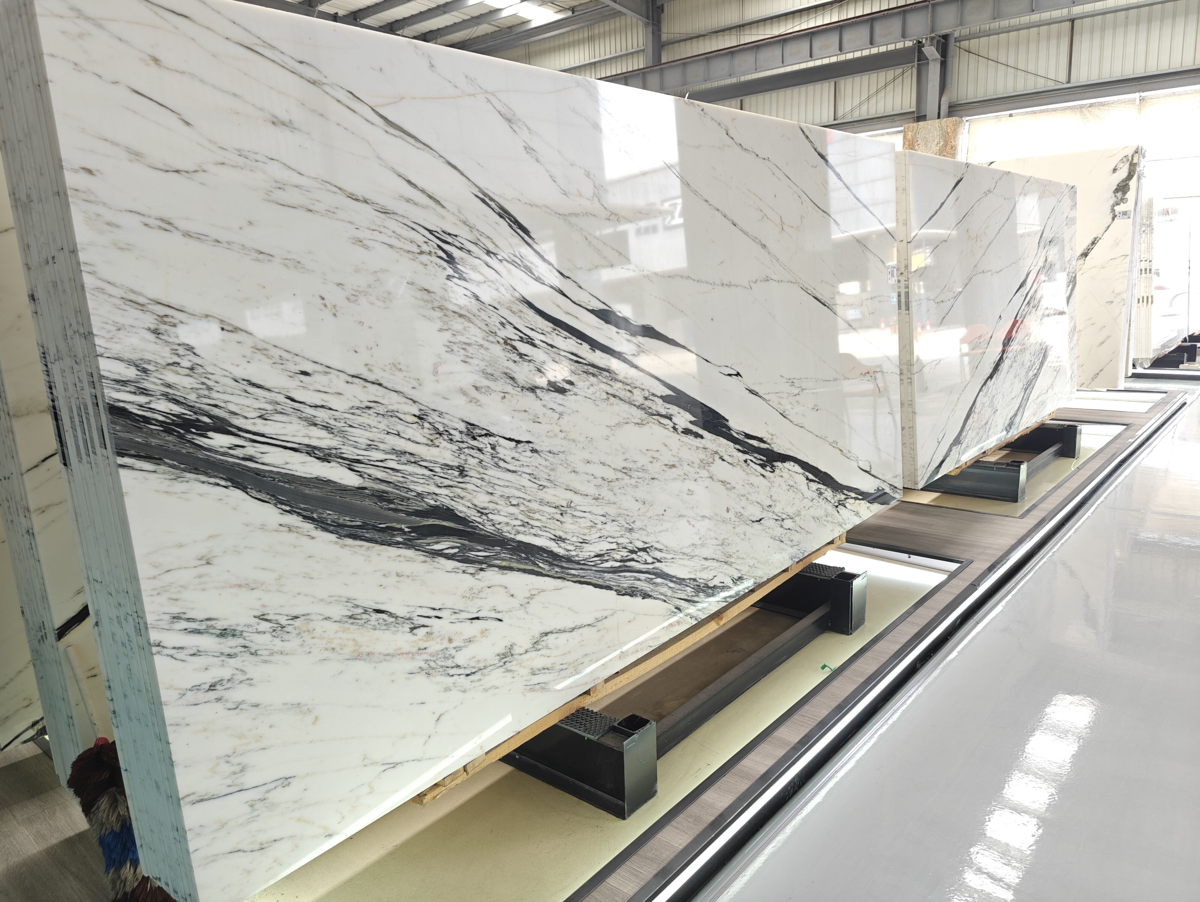 Why Does White Marble Stand Out in Both Contemporary and Classic Design?