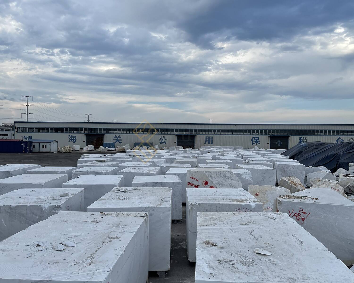 ما الذي يجب التحقق منه عند اختيار مورد ألواح الرخام؟