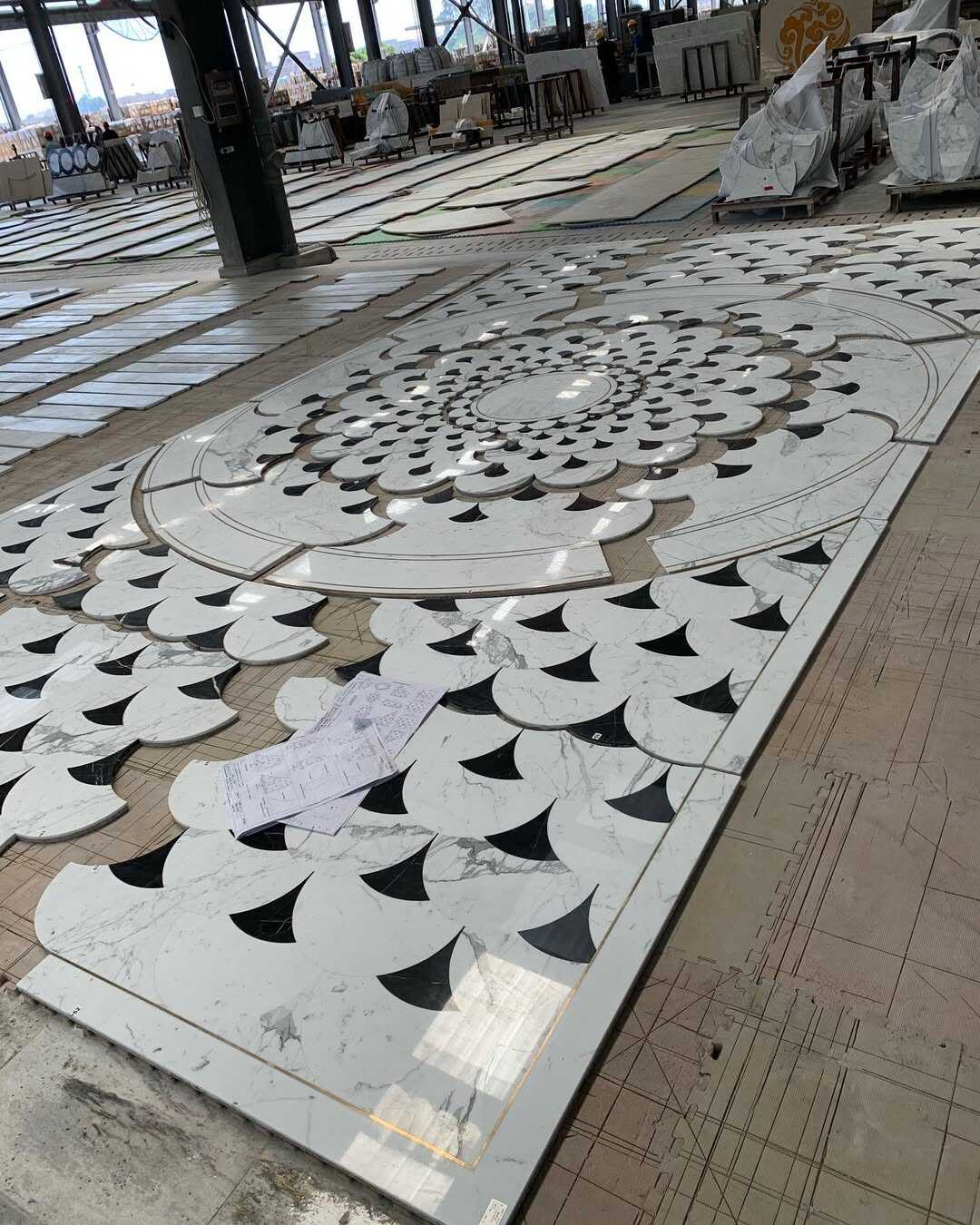 Abadiy zallilik uchun ajoyib oq marmar pol qoplamasi dizayni