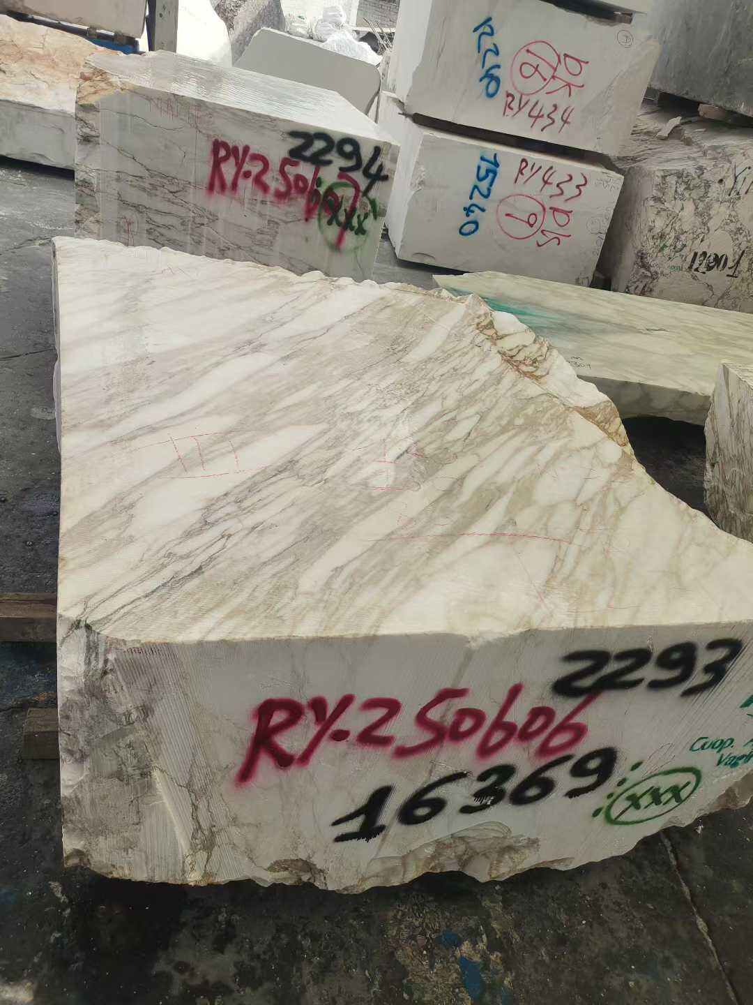 Global loyihalarga mo'ljallangan Premium tosh bloklar yetkazib beruvchisi