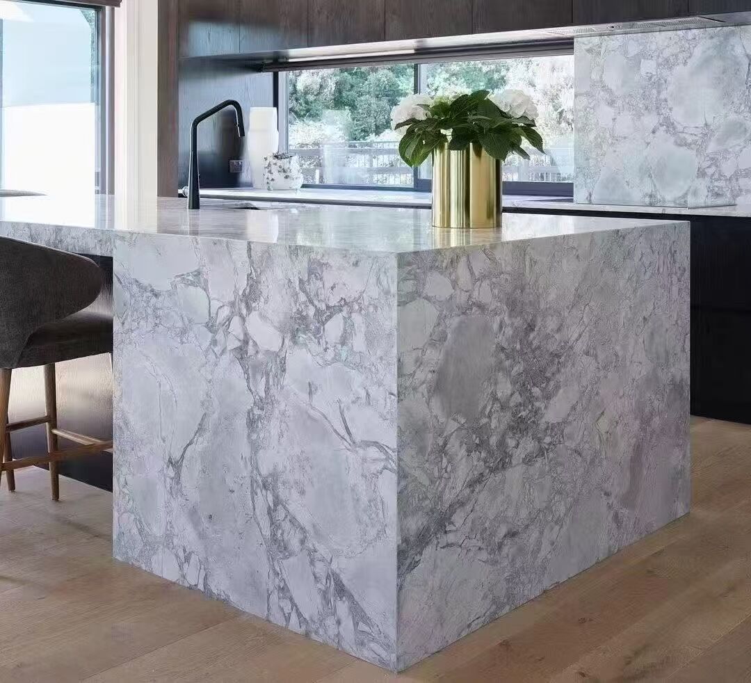 洗練された大理石のキッチンデザインで調理空間を変革