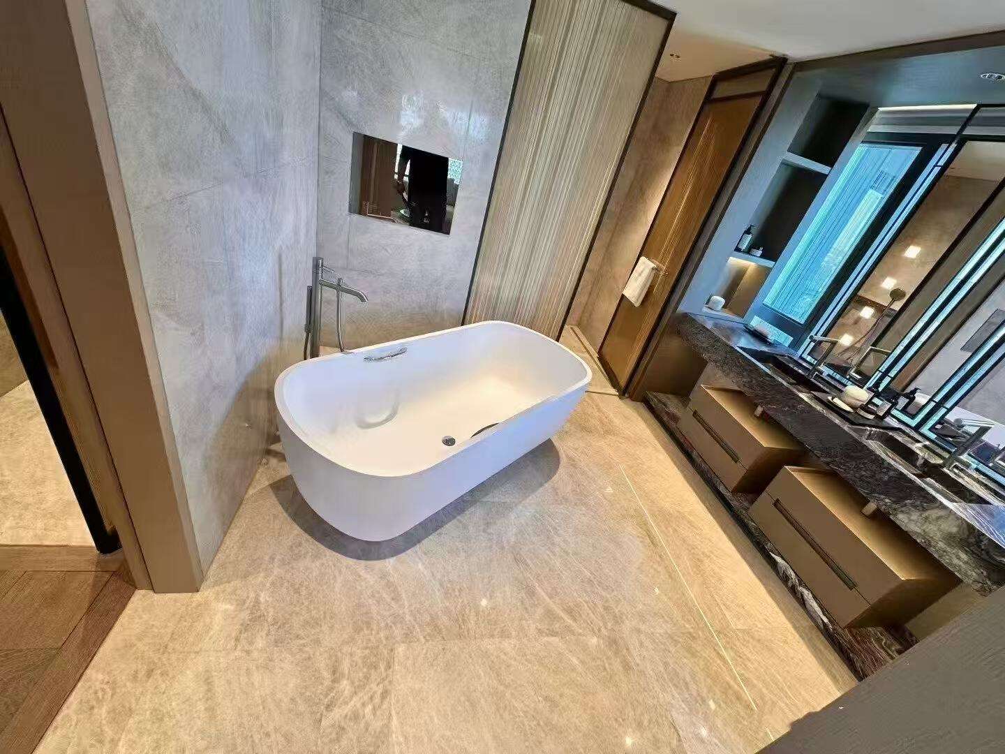  Distinctive Appearance and Natural Beauty  