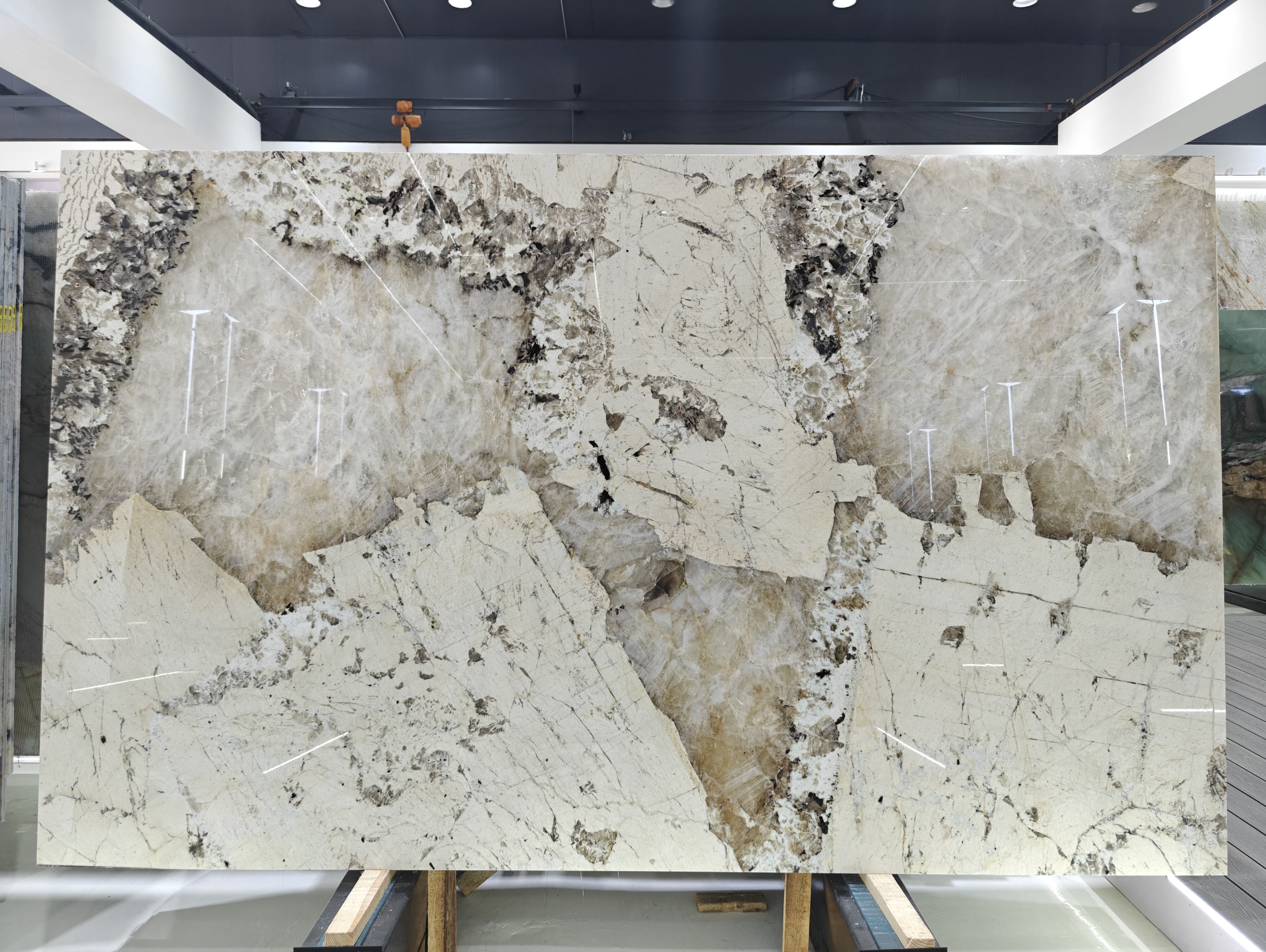 次のプロジェクトに最適なプレミアムホワイトクォーツィトを発見