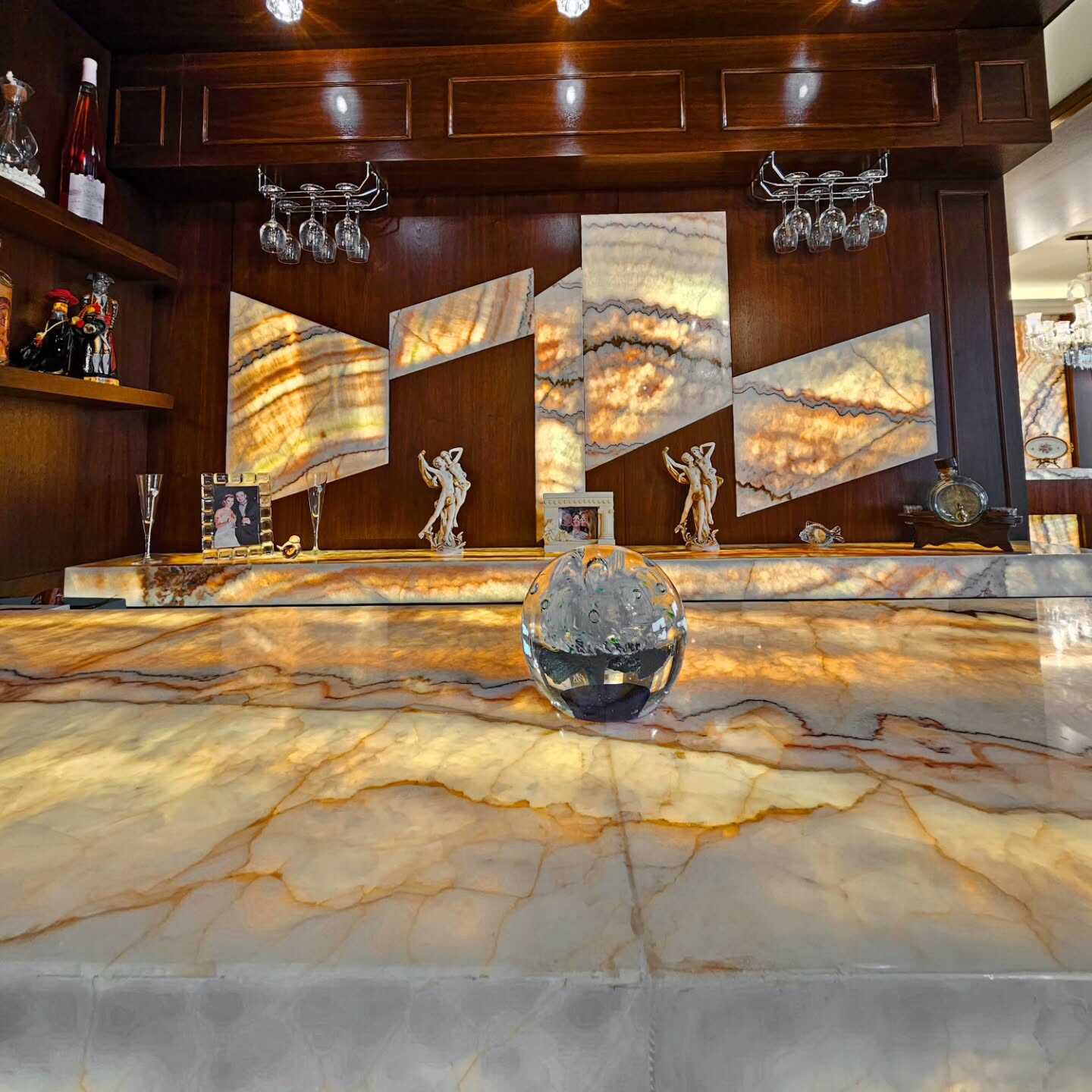 オニキスマーブルバーカウンター：豪華で洗練された空間に格上げ