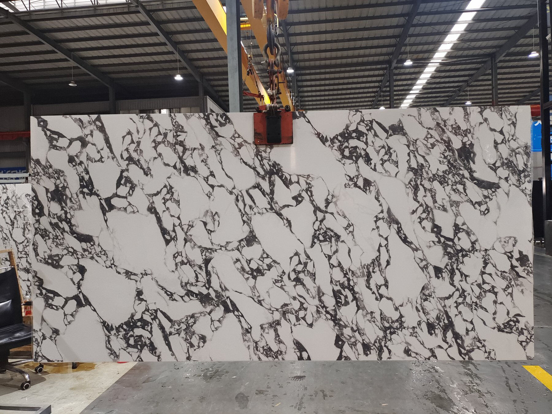 Eleva i tuoi spazi con pietra sinterizzata bianca premium