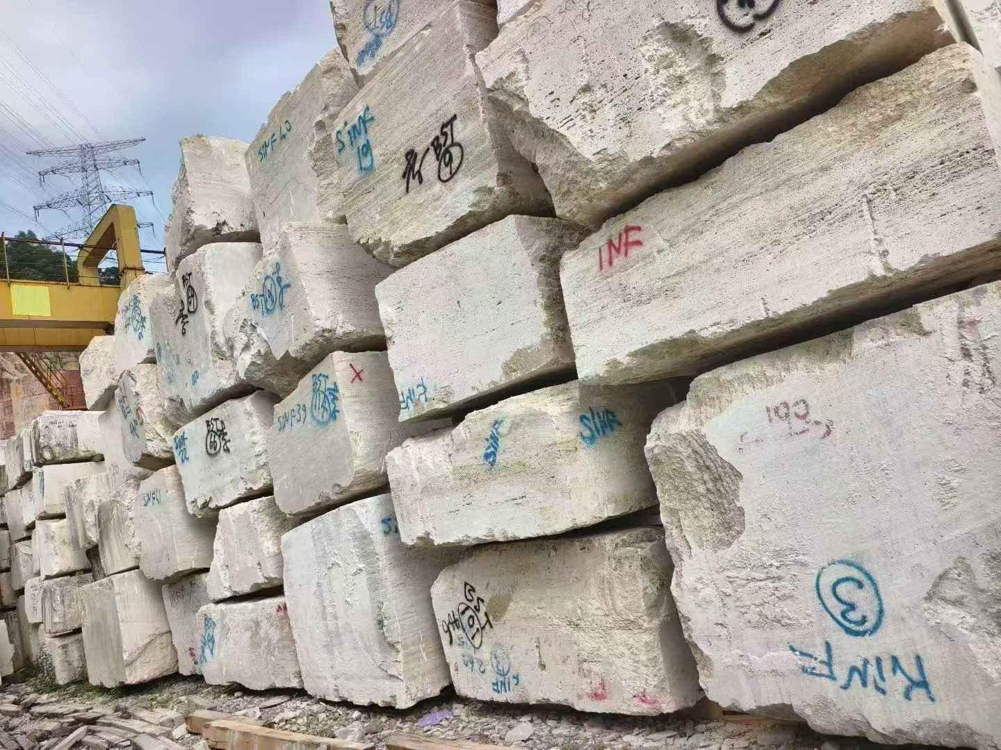 Blocchi di pietra travertina premium per progetti globali